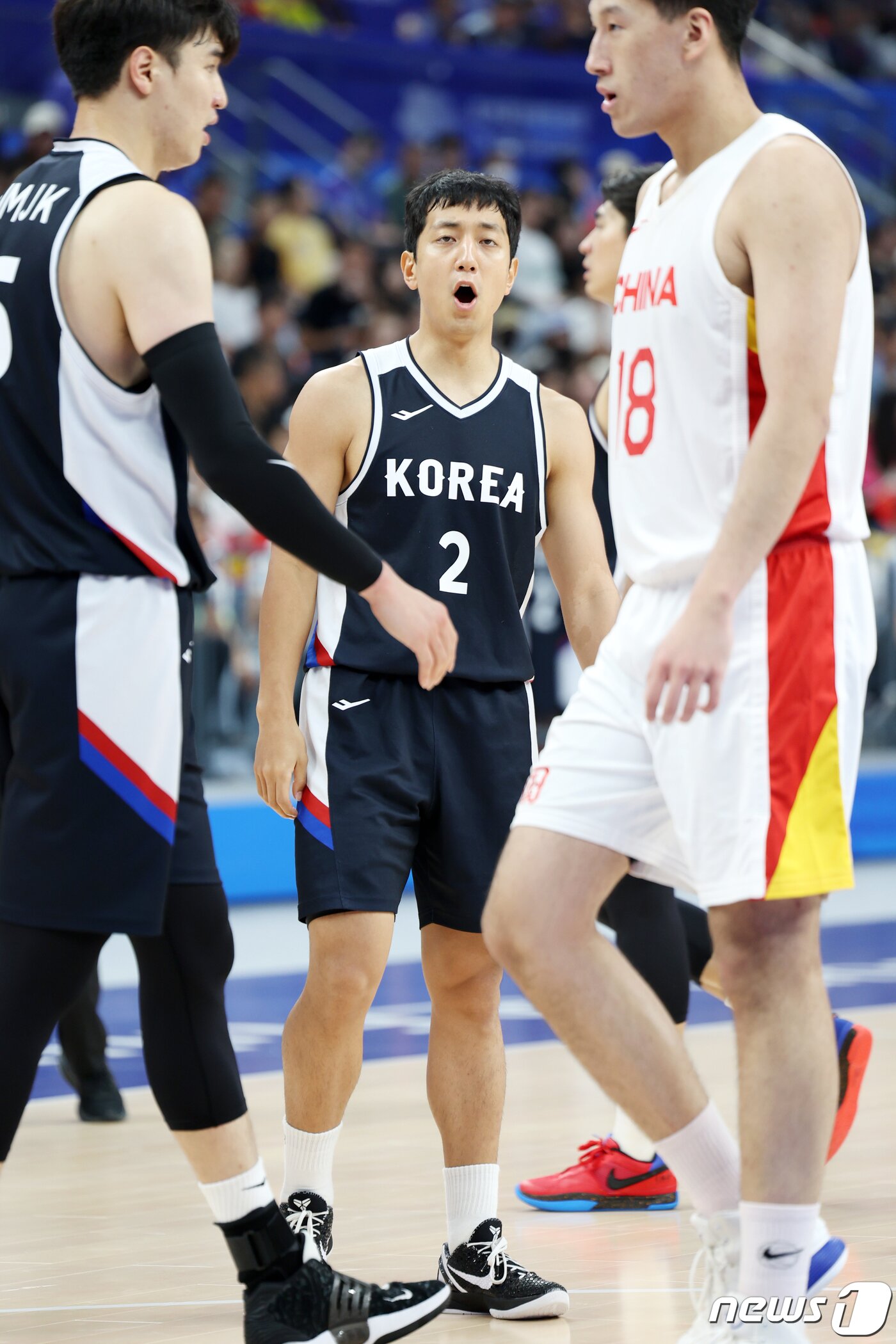본문 이미지 - 3일 오후 중국 항저우 올림픽 스포츠센터 김나지움에서 열린 2022 항저우 아시안게임 남자 농구 8강전 대한민국과 중국의 경기에서 대한민국 허훈이 기합을 넣고 있다. 2023.10.3/뉴스1 ⓒ News1 민경석 기자