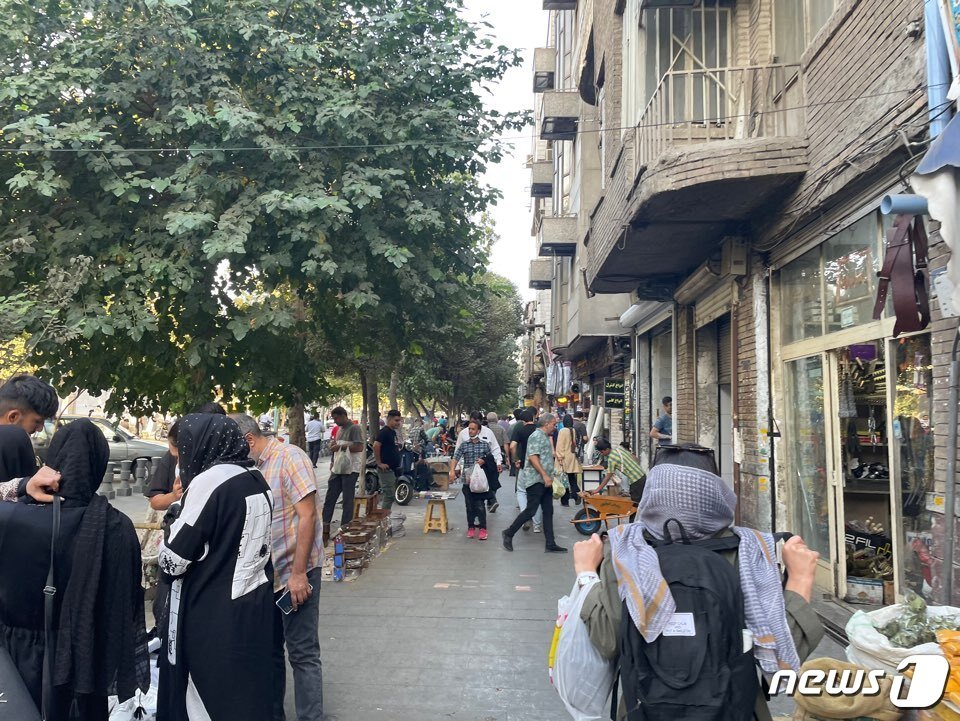 본문 이미지 - 이란 수도 테헤란의 그랜드 바자르 인근 히잡을 쓴 여성들의 모습. ⓒ News1 김예슬 기자