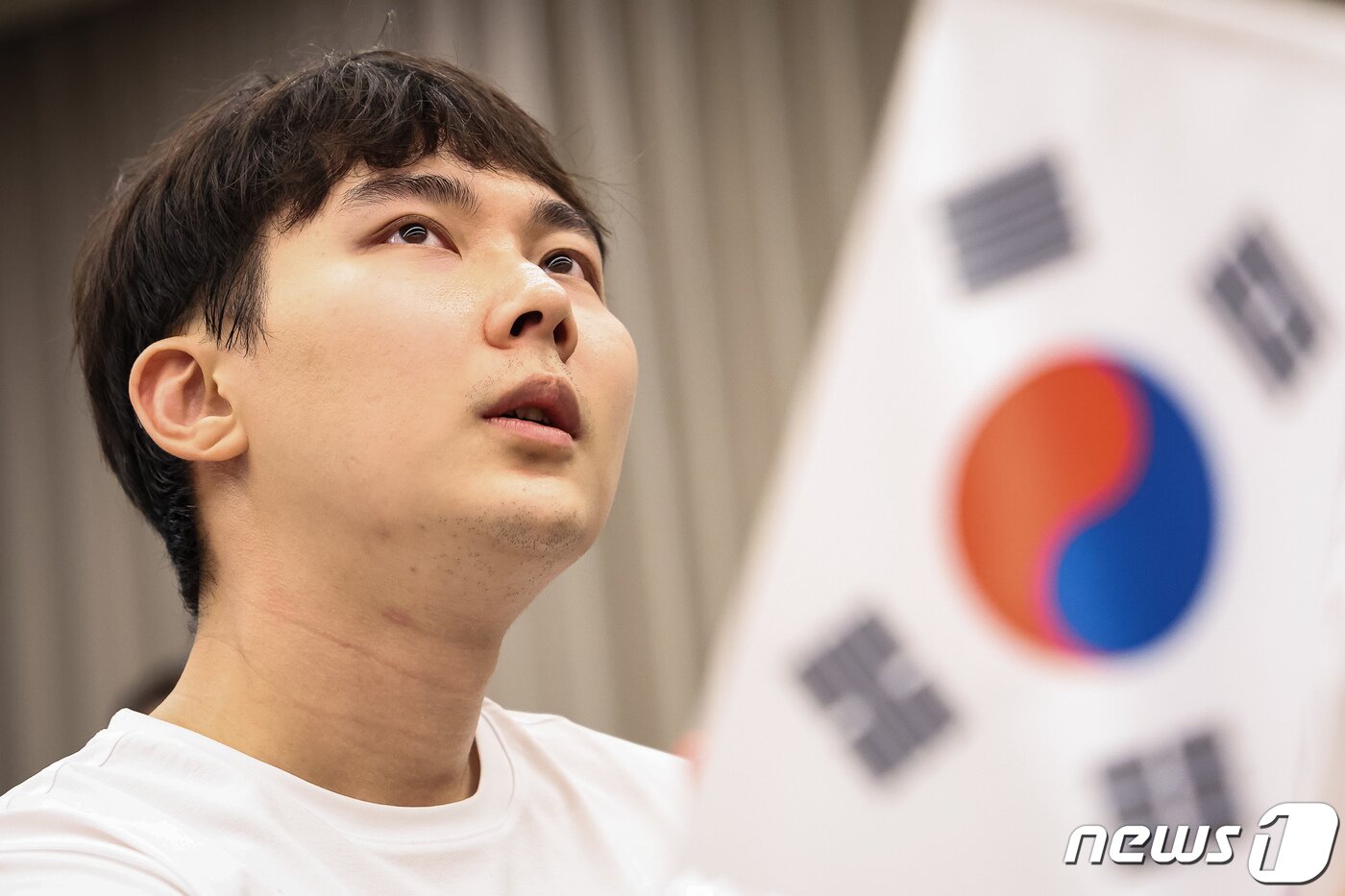 본문 이미지 - 박정환 9단이 3일 중국 항저우 치위안 체스홀에서 열린 2022 항저우 아시안게임 바둑 남자 단체전 결승 중국팀과의 대국을 기다리고 있다. 2023.10.3/뉴스1 ⓒ News1 유승관 기자