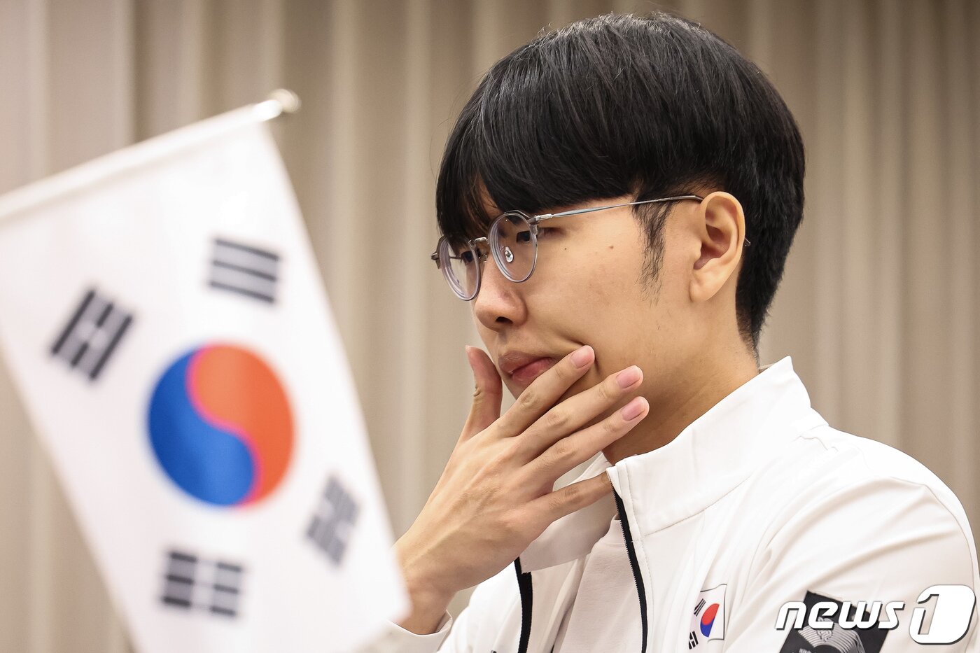본문 이미지 - 신진서 9단이 3일 중국 항저우 치위안 체스홀에서 열린 2022 항저우 아시안게임 바둑 남자 단체전 결승 중국팀과의 대국을 기다리고 있다. 2023.10.3/뉴스1 ⓒ News1 유승관 기자