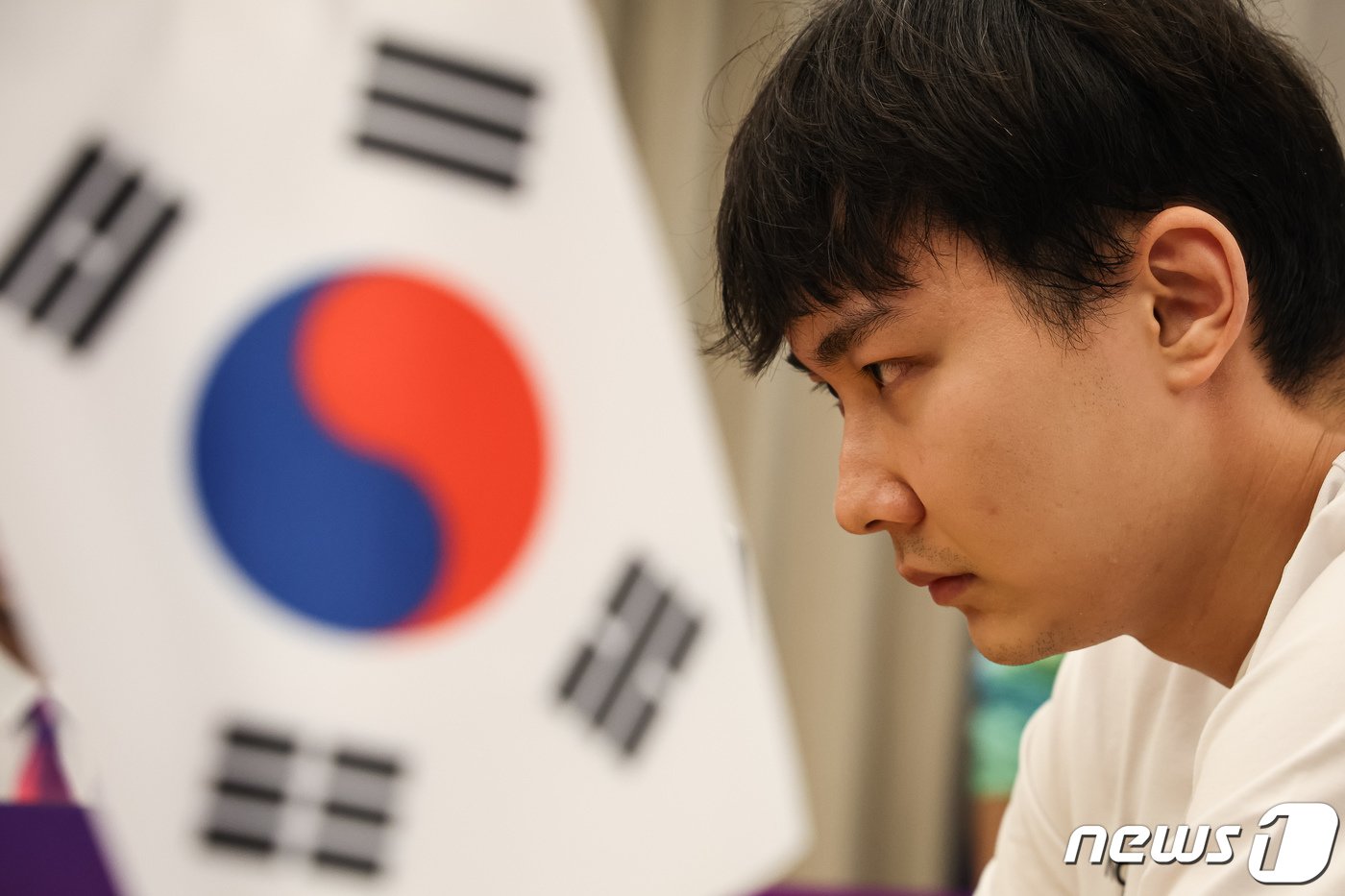 본문 이미지 - 박정환 9단이 3일 중국 항저우 치위안 체스홀에서 열린 2022 항저우 아시안게임 바둑 남자 단체전 결승에서 중국 미위팅과 대국하고 있다. 2023.10.3/뉴스1 ⓒ News1 유승관 기자
