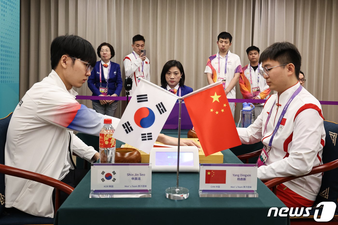 본문 이미지 - 신진서 9단이 3일 중국 항저우 치위안 체스홀에서 열린 2022 항저우 아시안게임 바둑 남자 단체전 결승에서 중국 양딩신과 대국하고 있다. 2023.10.3/뉴스1 ⓒ News1 유승관 기자