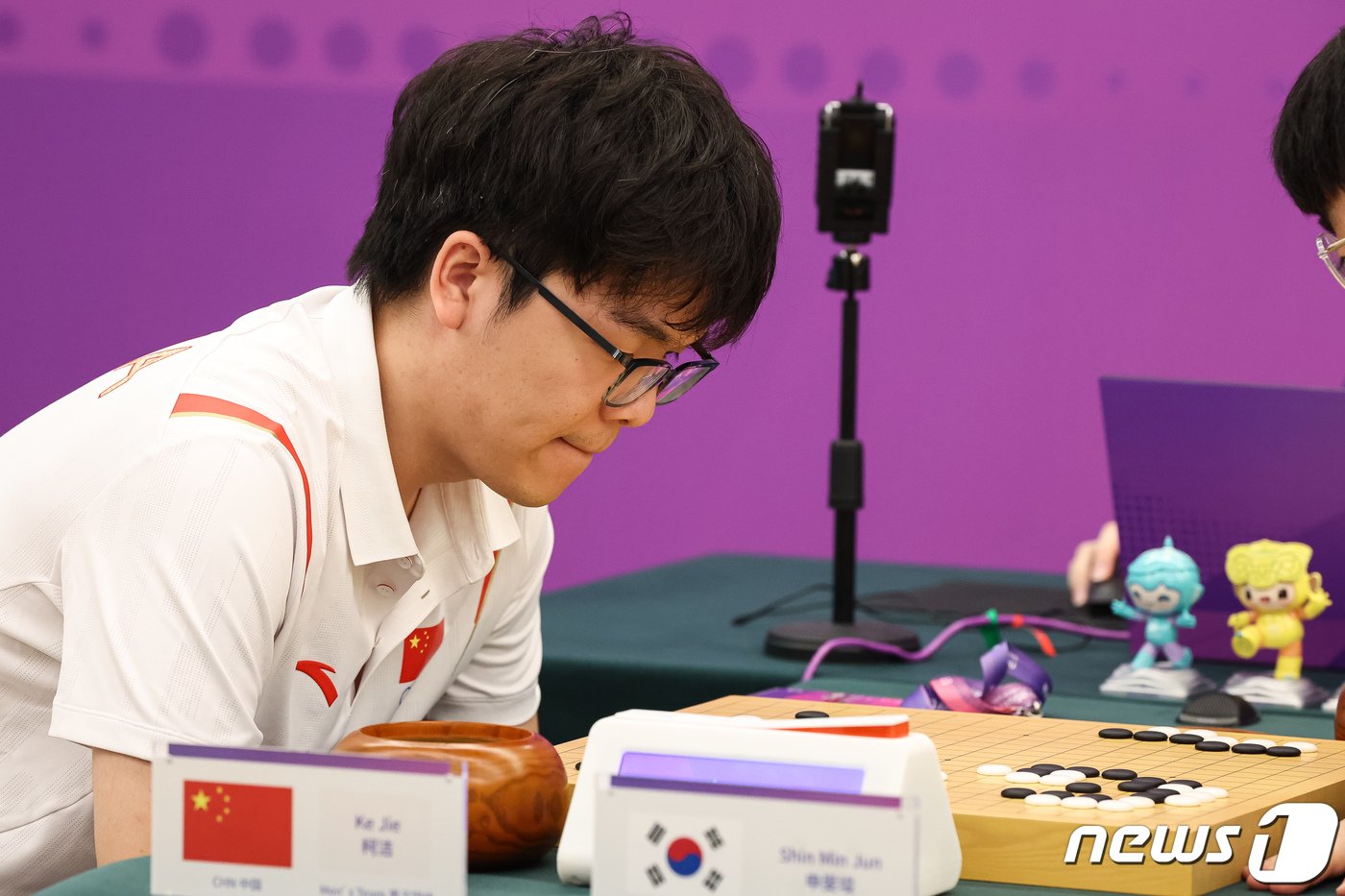 본문 이미지 - 중국 커제가 3일 중국 항저우 치위안 체스홀에서 열린 2022 항저우 아시안게임 바둑 남자 단체전 결승에서 한국 신민준 9단과 대국하고 있다. 2023.10.3/뉴스1 ⓒ News1 유승관 기자