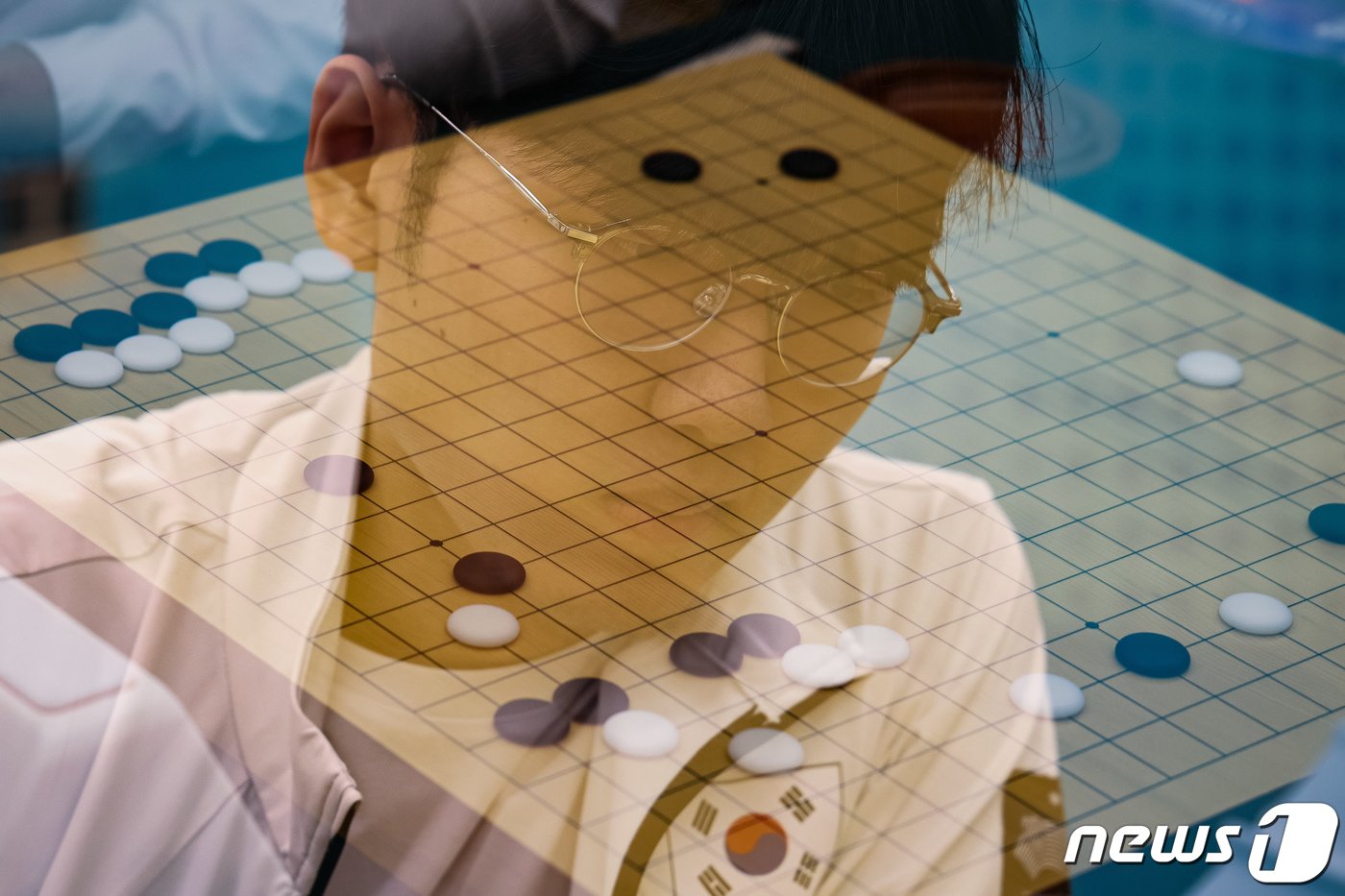 본문 이미지 - 신진서 9단이 3일 중국 항저우 치위안 체스홀에서 열린 2022 항저우 아시안게임 바둑 남자 단체전 결승에서 중국 양딩신과 대국하고 있다. (다중노출 촬영)2023.10.3/뉴스1 ⓒ News1 유승관 기자