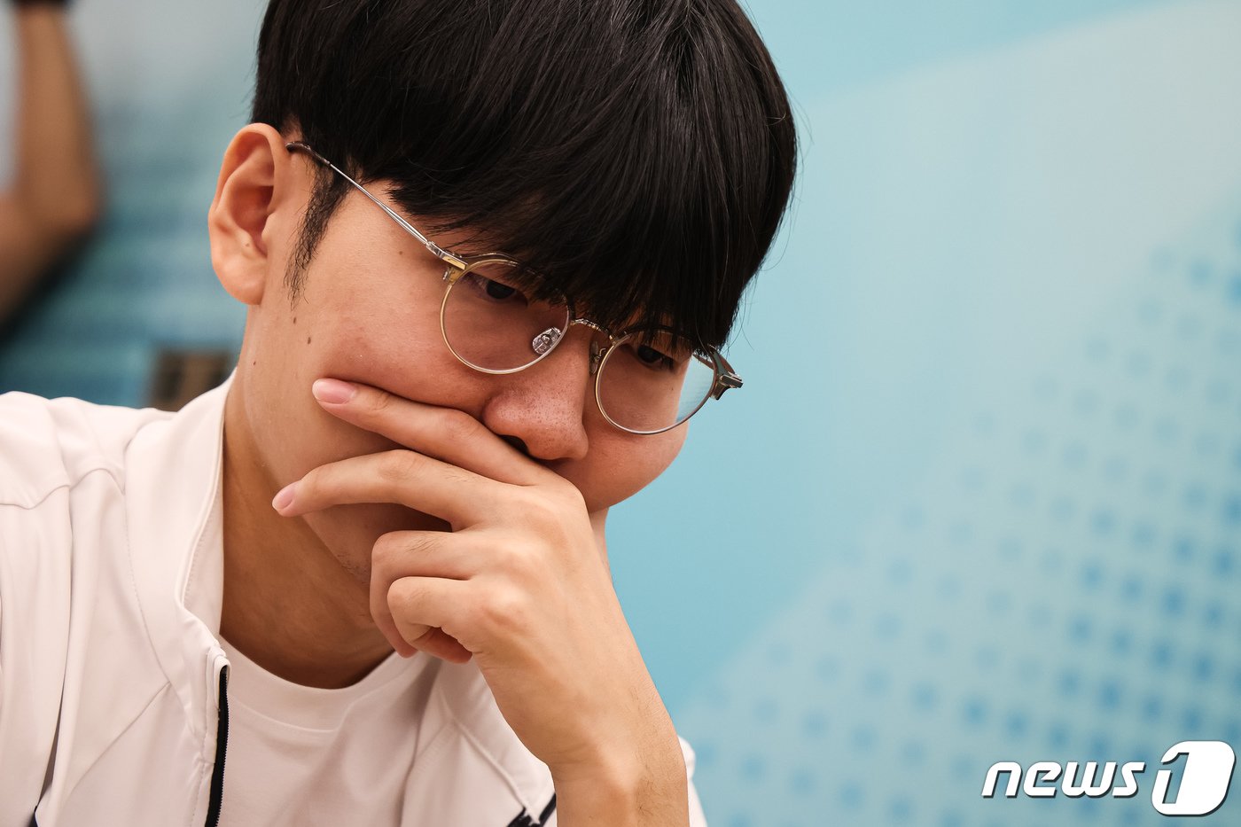 본문 이미지 - 신진서 9단이 3일 중국 항저우 치위안 체스홀에서 열린 2022 항저우 아시안게임 바둑 남자 단체전 결승에서 중국 양딩신과 대국하고 있다. 2023.10.3/뉴스1 ⓒ News1 유승관 기자