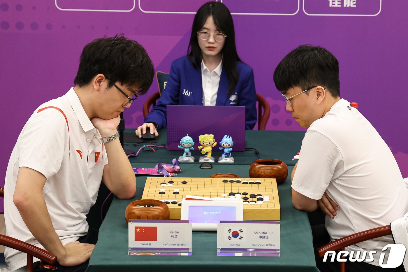 본문 이미지 - 신민준 9단이 3일 중국 항저우 치위안 체스홀에서 열린 2022 항저우 아시안게임 바둑 남자 단체전 결승에서 중국 커제와 대국하고 있다. 2023.10.3/뉴스1 ⓒ News1 유승관 기자