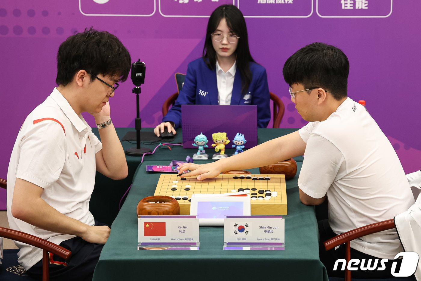 본문 이미지 - 신민준 9단이 3일 중국 항저우 치위안 체스홀에서 열린 2022 항저우 아시안게임 바둑 남자 단체전 결승에서 중국 커제와 대국하고 있다. 2023.10.3/뉴스1 ⓒ News1 유승관 기자