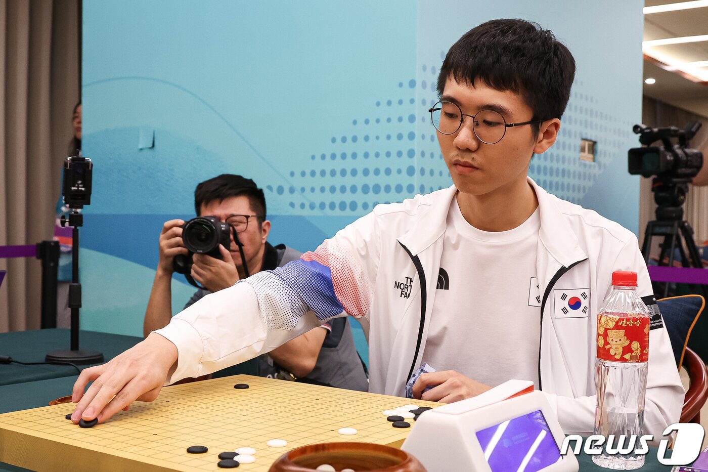 본문 이미지 - 변상일 9단이 3일 중국 항저우 치위안 체스홀에서 열린 2022 항저우 아시안게임 바둑 남자 단체전 결승에서 중국 리친청과 대국하고 있다. 2023.10.3/뉴스1 ⓒ News1 유승관 기자