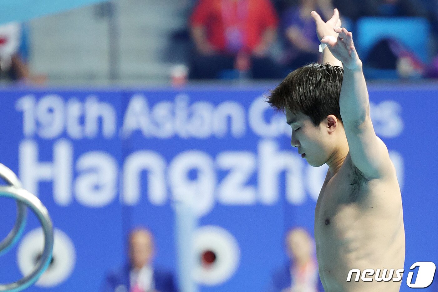 본문 이미지 - 3일 오후 중국 저장성 항저우 올림픽 스포츠센터 수영장에서 열린 2022 항저우 아시안게임 남자 다이빙 남자 3m 스프링보드 결선 2차 시기에서 우하람이 연기를 준비하고 있다. 2023.10.3/뉴스1 ⓒ News1 민경석 기자