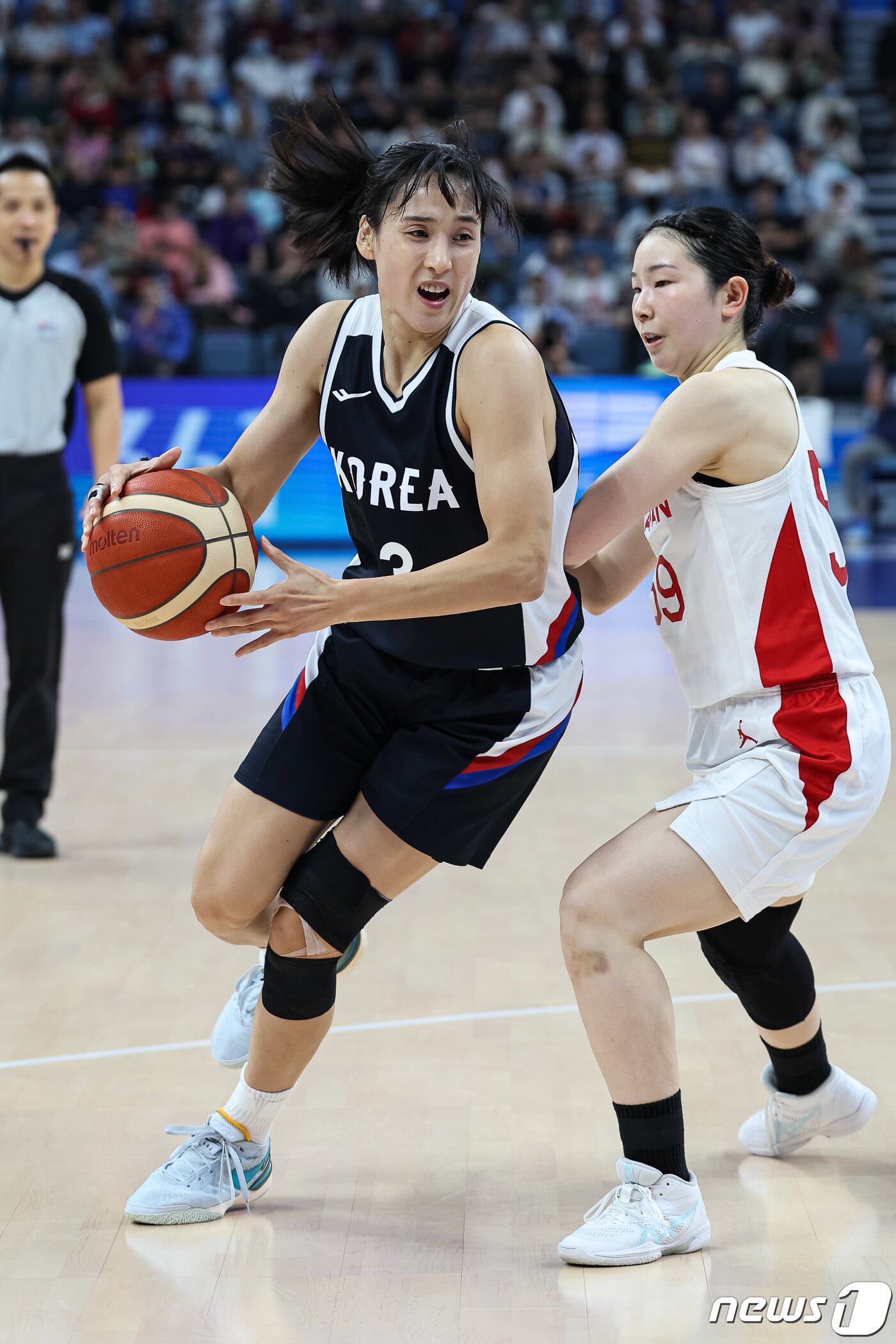 본문 이미지 - 김단비가 3일 중국 항저우 올림픽 스포츠센터 체육관에서 열린 2022 항저우 아시안게임 여자 농구 준결승 대한민국과 일본의 경기에서 돌파를 시도하고 있다. 2023.10.3/뉴스1 ⓒ News1 유승관 기자