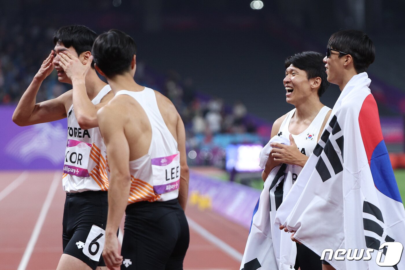 본문 이미지 - 3일 중국 항저우 올림픽 스포츠센터 경기장에서 열린 2022 항저우 아시안게임 육상 남자 400m 계주 결선에서 동메달을 차지한 대한민국 선수들이 기쁨을 나누고 있다. 2023.10.3/뉴스1 ⓒ News1 신웅수 기자