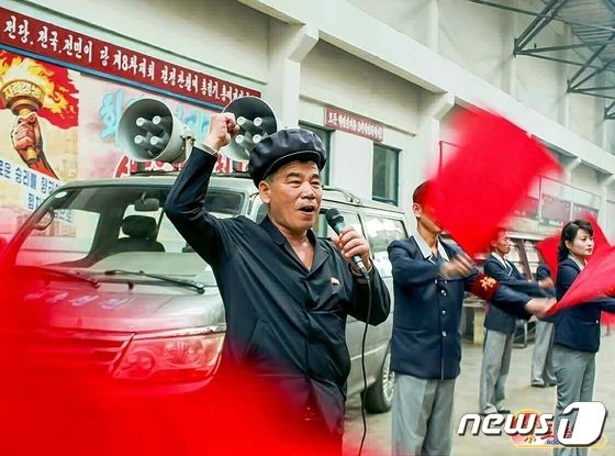 노동자 생산 열의 북돋는 북한 경제현장 선전원들