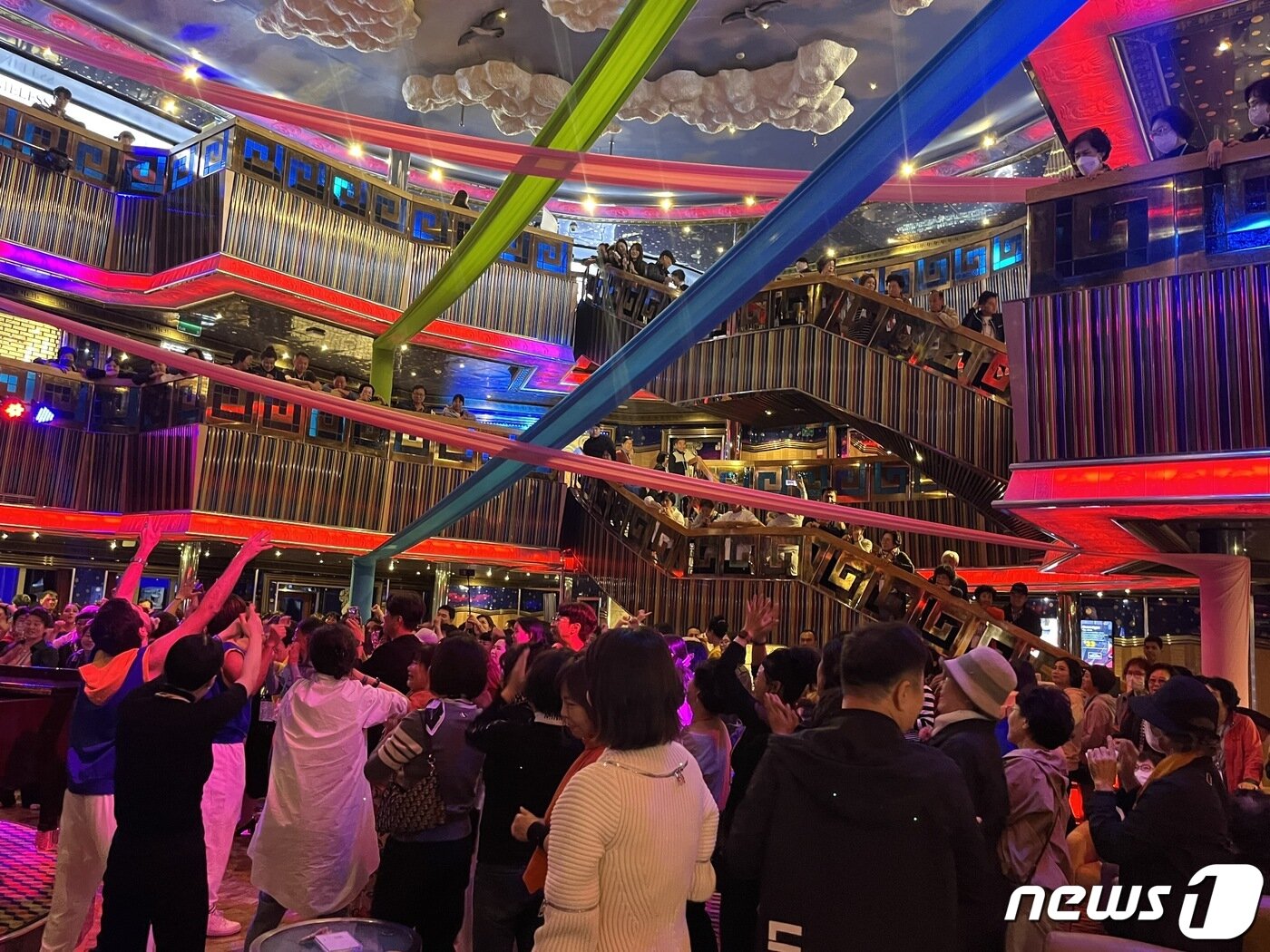 본문 이미지 - 승선 환영 파티가 시작되자 3~5층에 승객들이 몰렸다. ⓒ 뉴스1