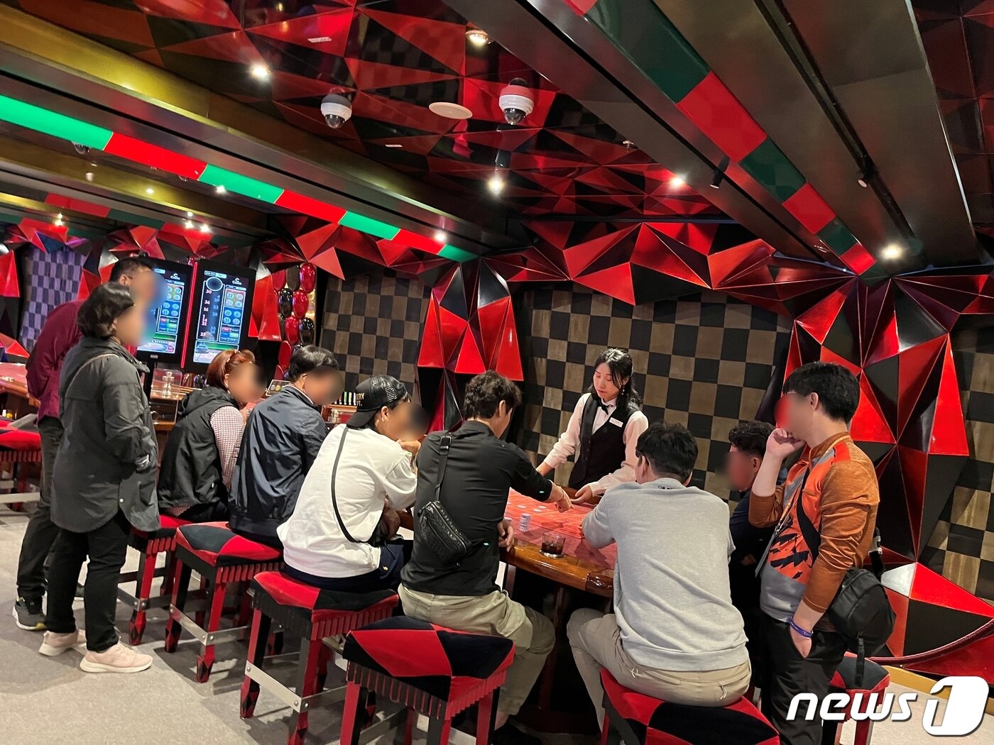 본문 이미지 - 카지노를 즐기는 승객들. ⓒ 뉴스1