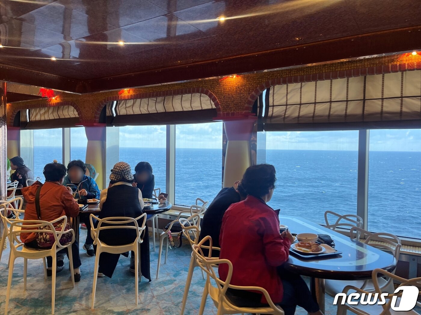 본문 이미지 - 매일 아침, 점심, 저녁 모두 오션뷰를 보며 식사를 즐길 수 있다. 사진은 9층 뷔페 레스토랑. ⓒ 뉴스1 