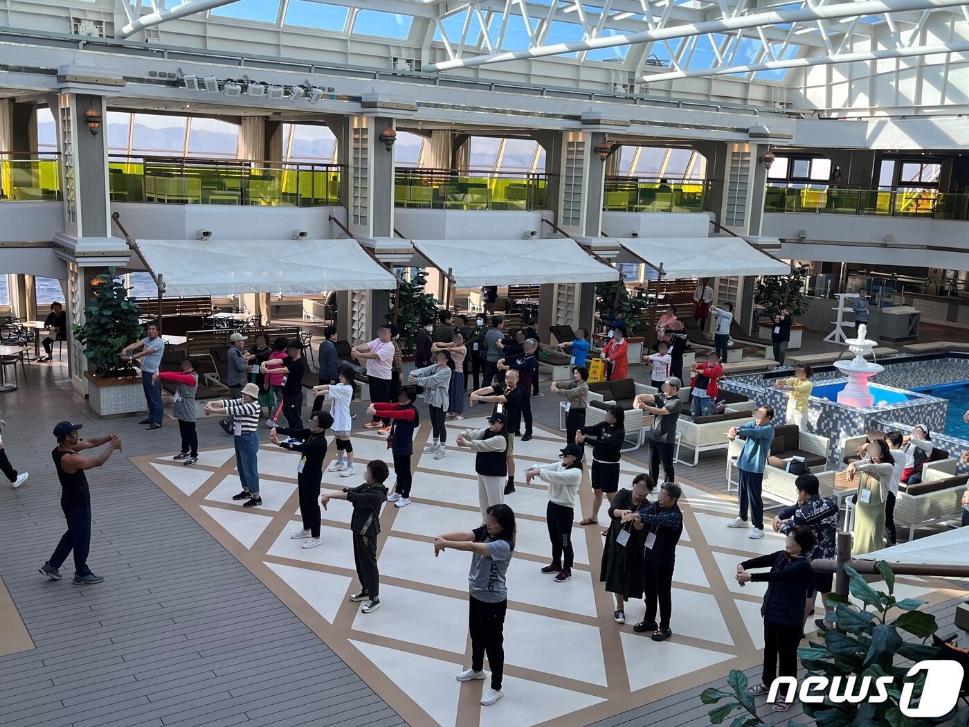 본문 이미지 - 매일 아침 8시30분 9층에서는 스트레칭 프로그램이 열렸다. ⓒ 뉴스1