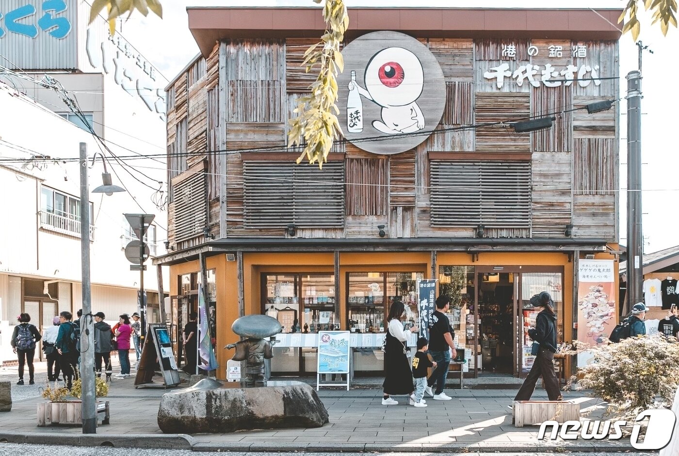 본문 이미지 - 각종 요괴로 장식돼있는 가게들. ⓒ 뉴스1