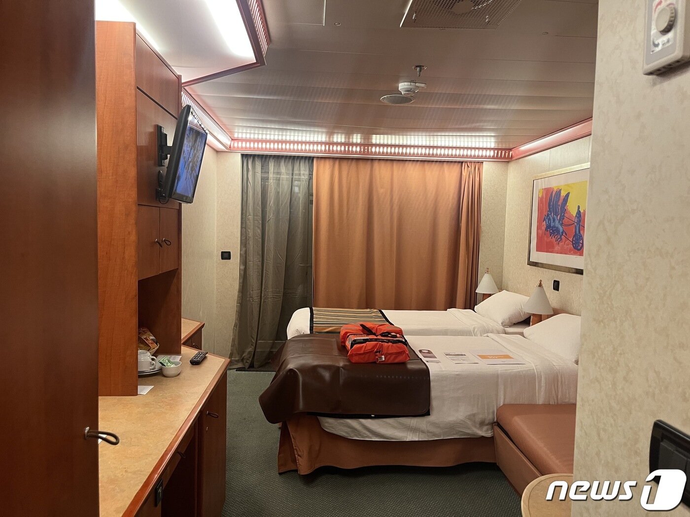 본문 이미지 - 코스타 세레나호 '스위트룸' 객실 모습. 커튼을 열면 발코니를 통해 망망대해 바다를 볼 수 있다. ⓒ 뉴스1