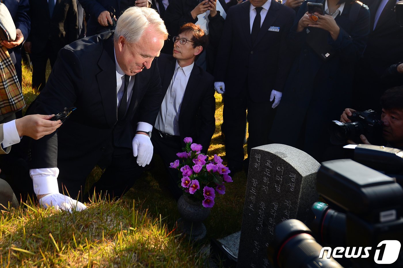 본문 이미지 - 혁신위 첫 공식 일정을 가진 인요한 국민의힘 혁신위원장이 30일 오전 광주 북구 운정동 국립5·18민주묘지를 찾아 오월영령에 참배하고 있다. 2023.10.30/뉴스1 ⓒ News1 이승현 기자