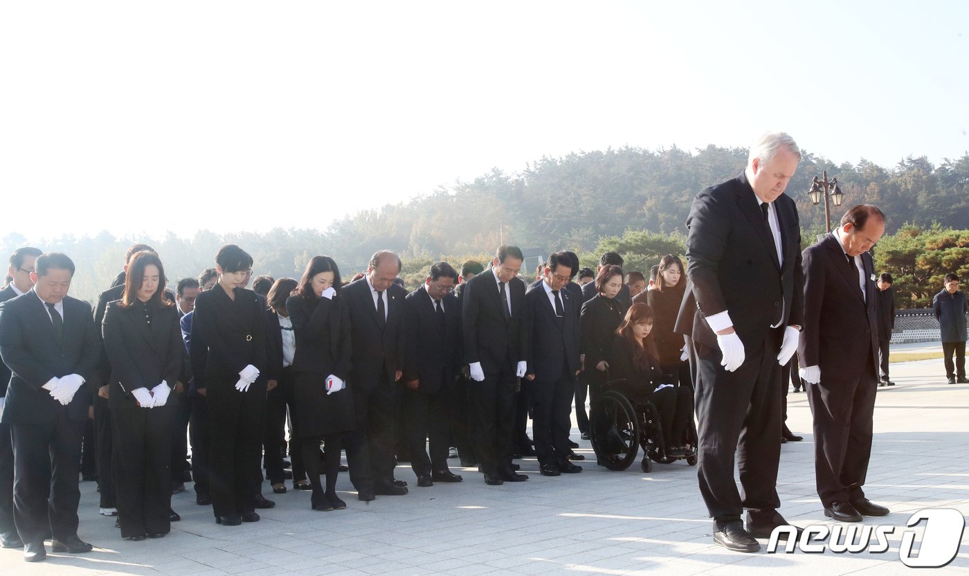 혁신위 첫 공식 일정을 가진 인요한 국민의힘 혁신위원장이 30일 오전 광주 북구 운정동 국립5·18민주묘지를 찾아 참배하고 있다. 2023.10.30/뉴스1 ⓒ News1 김태성 기자