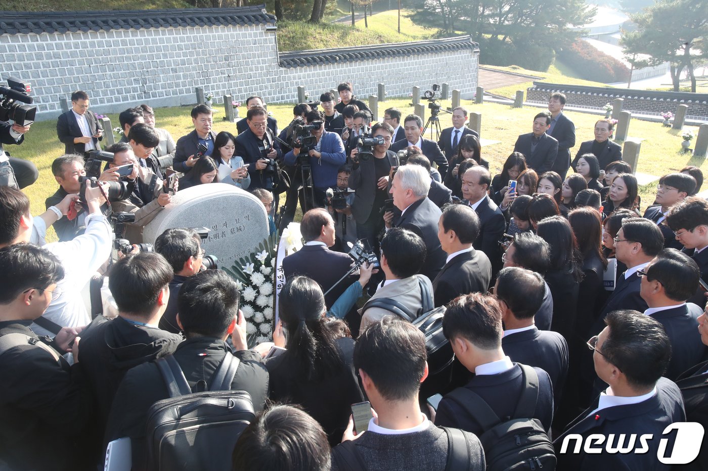 혁신위 첫 공식 일정을 가진 인요한 국민의힘 혁신위원장이 30일 오전 광주 북구 운정동 국립5·18민주묘지를 찾아 무며열사묘를 참배하고 있다. 2023.10.30/뉴스1 ⓒ News1 김태성 기자