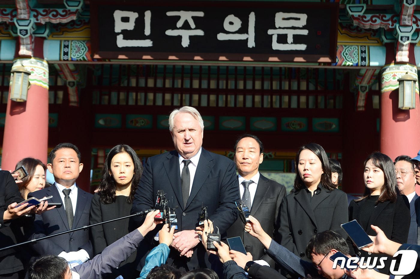 본문 이미지 - 혁신위 첫 공식 일정을 가진 인요한 국민의힘 혁신위원장이 30일 오전 광주 북구 운정동 국립5·18민주묘지를 찾아 참배를 마친 뒤 민주의문 앞에서 취재진의 질문에 답하고 있다. 2023.10.30/뉴스1 ⓒ News1 이승현 기자