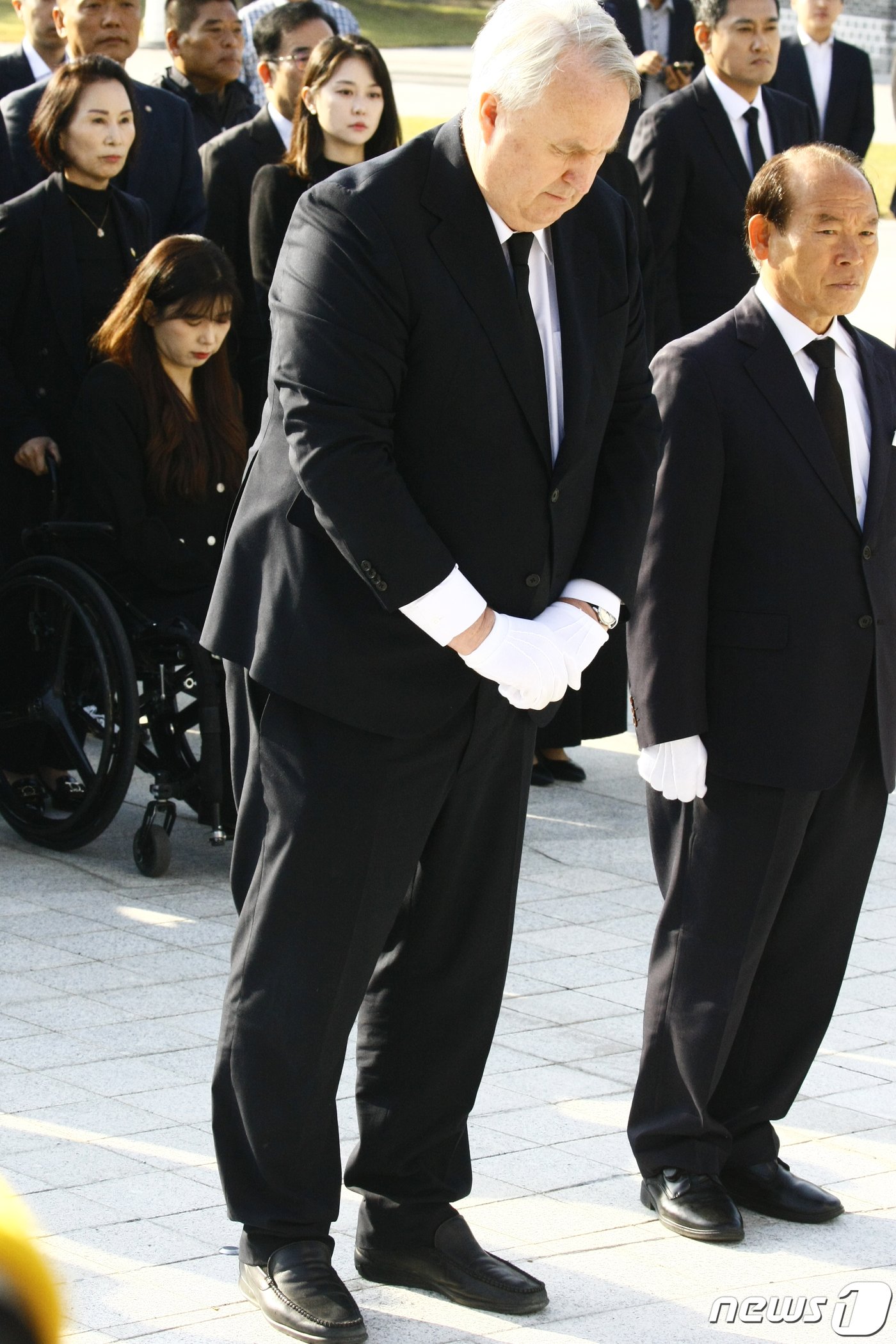 본문 이미지 - 인요한 국민의힘 혁신위원장이 혁신위원회 출범 후 첫 공식 일정으로 30일 오전 광주 북구 운정동 국립5·18민주묘지를 찾아 오월영령에 참배하고 있다. 2023.10.30/뉴스1 ⓒ News1 김태성 기자