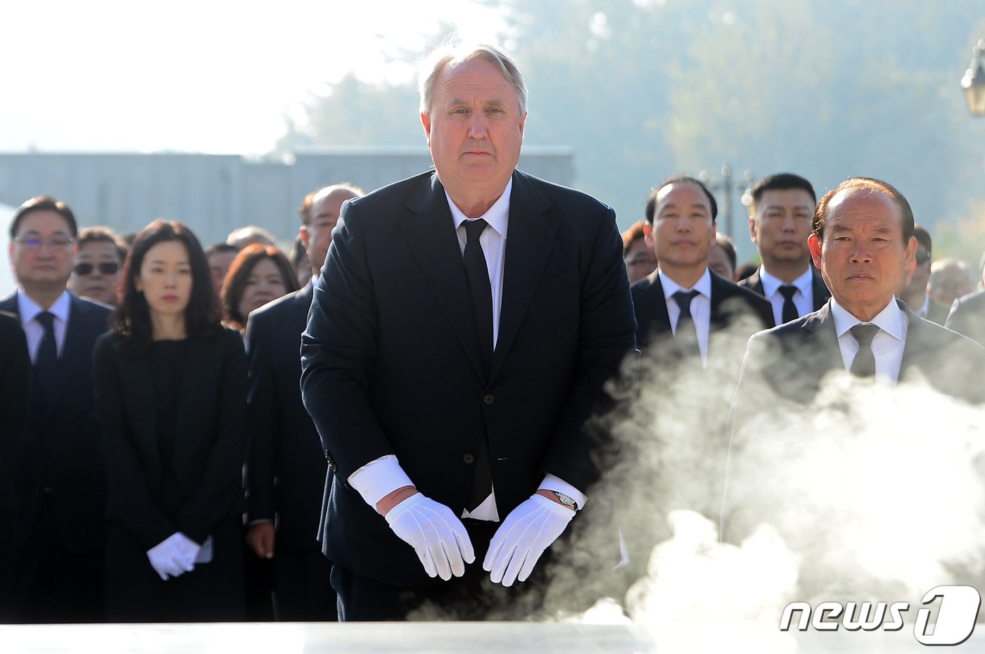 본문 이미지 - 인요한 국민의힘 혁신위원장이 혁신위원회 출범 후 첫 공식 일정으로 30일 오전 광주 북구 운정동 국립5·18민주묘지를 찾아 오월영령에 참배하고 있다. 2023.10.30/뉴스1 ⓒ News1 이승현 기자