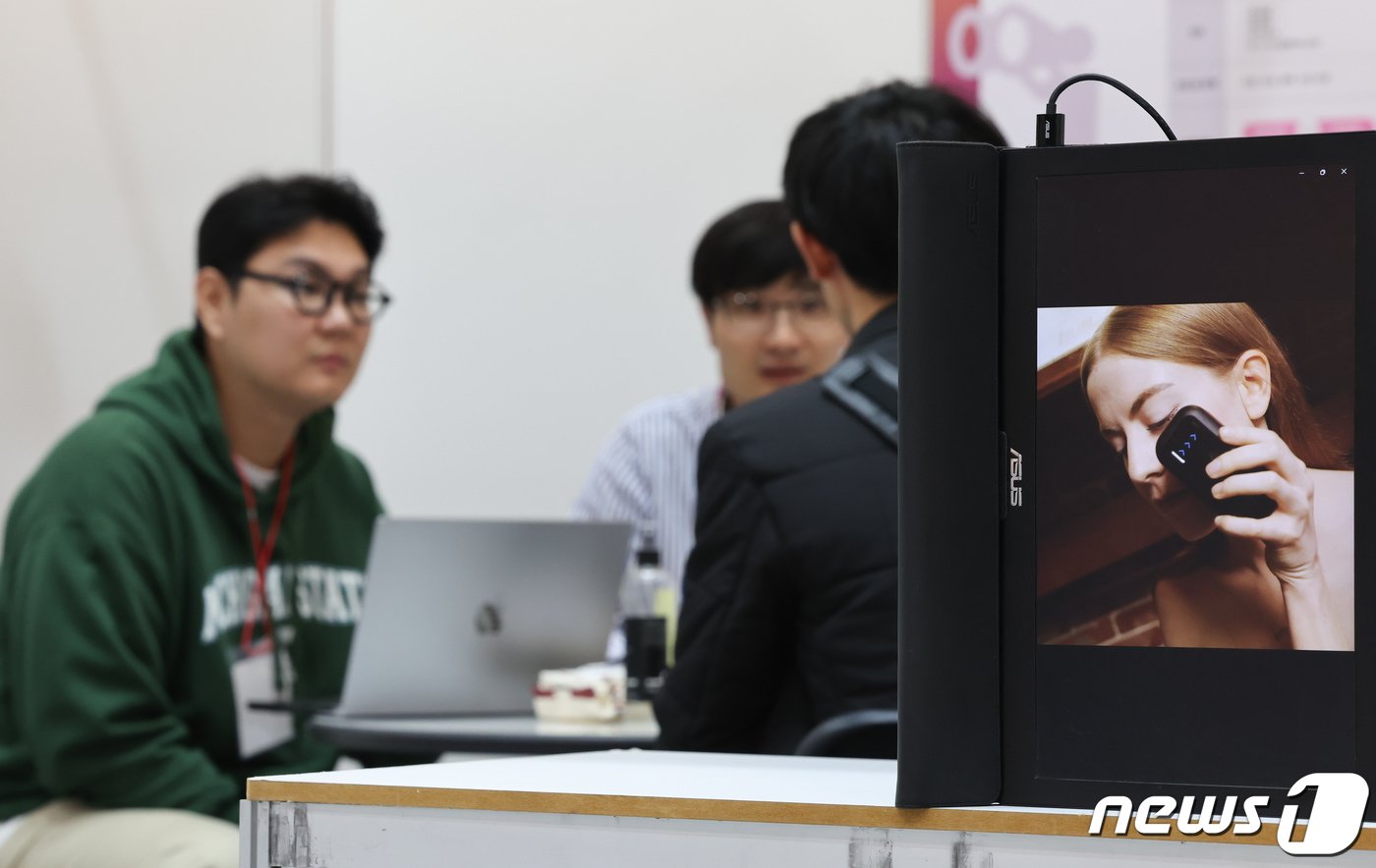 본문 이미지 - 30일 서울 강남구 코엑스에서 열린 '2023 벤처스타트업 SW개발인재 매칭페스티벌'에서 구직자가 면접을 보고 있다. 중소벤처기업부가 주최한 이번 행사는 소프트웨어(SW) 분야 글로벌 인재유치 경쟁에 따른 인력난 해소를 위해 마련됐다. 2023.10.30/뉴스1 ⓒ News1 김도우 기자