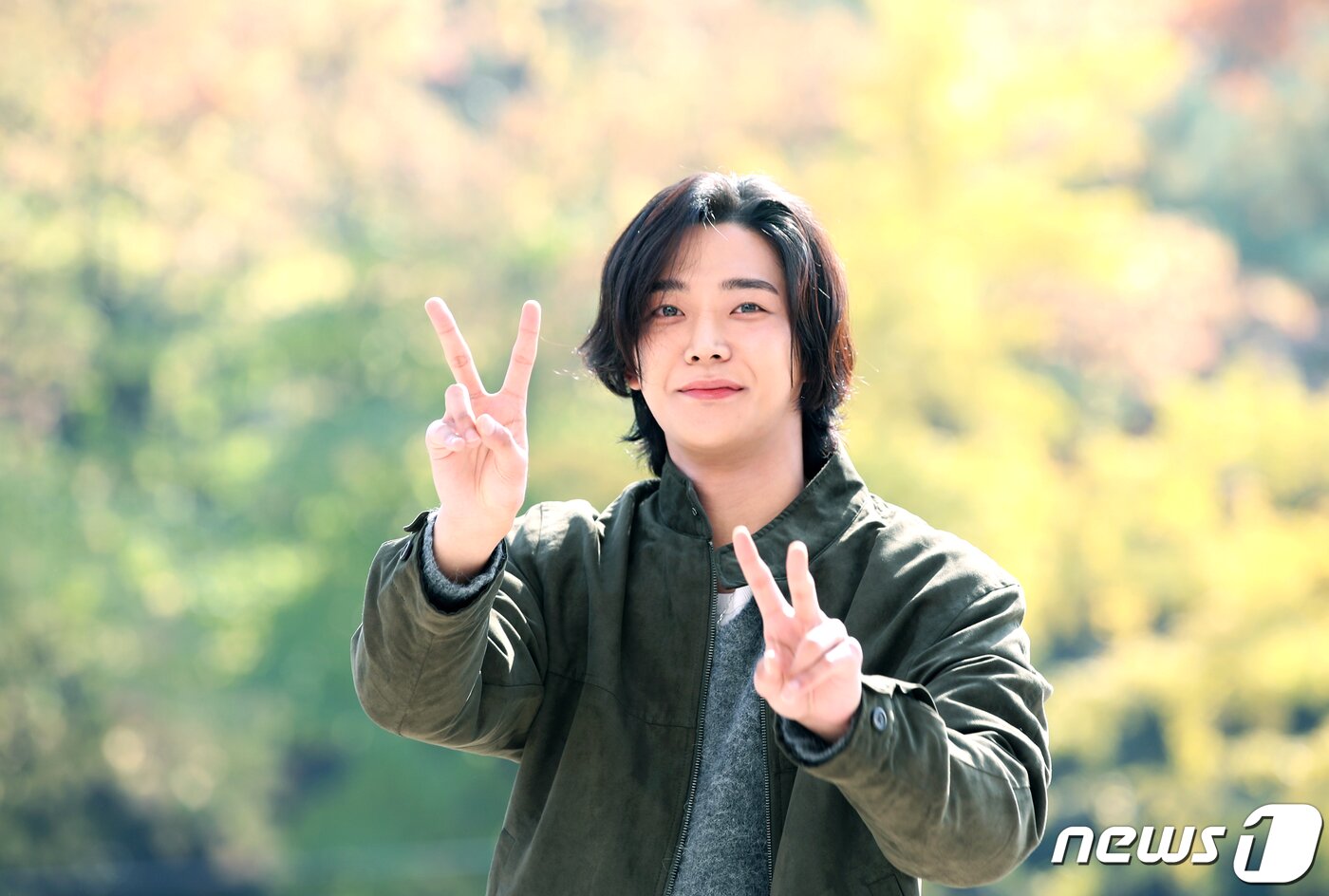 본문 이미지 - 배우 로운이 KBS Cool FM '이은지의 가요광장‘ 출연을 위해 30일 오전 서울 여의도동 KBS 본관에 도착해 브이를 그리고 있다.  ⓒ News1 권현진 기자