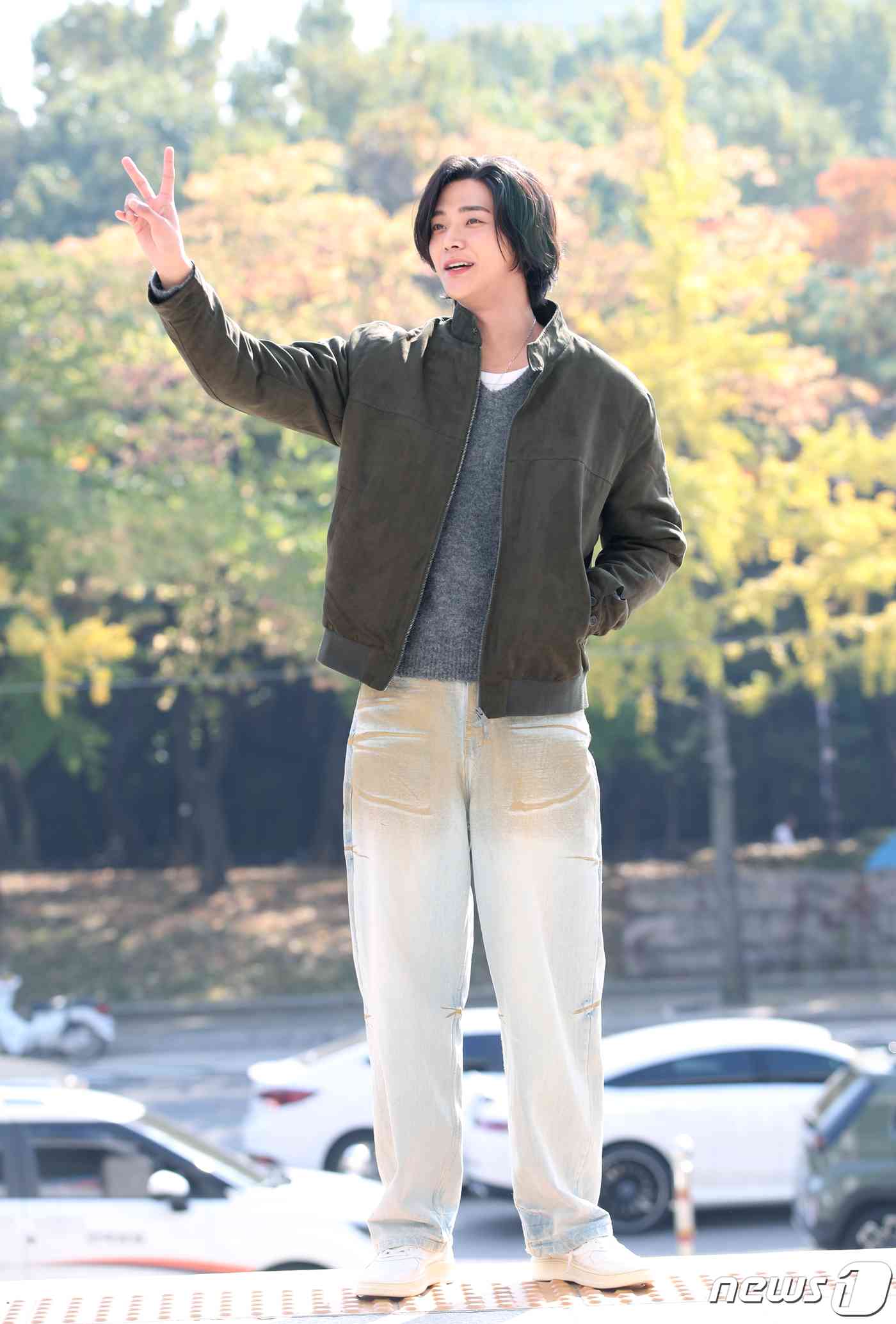 배우 로운이 KBS Cool FM '이은지의 가요광장‘ 출연을 위해 30일 오전 서울 여의도동 KBS 본관에 도착해 인사를 하고 있다. © News1 권현진 기자