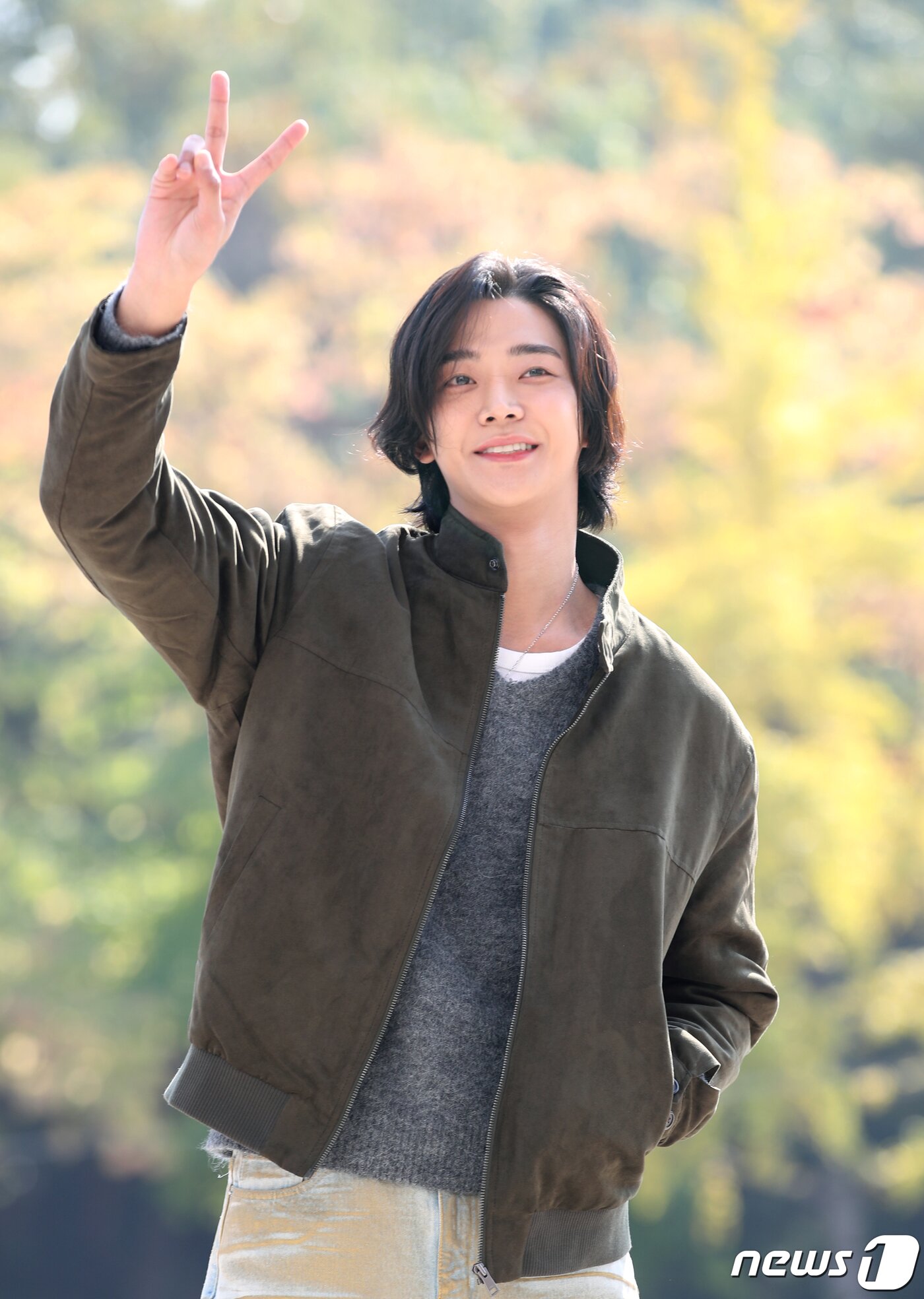 본문 이미지 - 배우 로운이 KBS Cool FM '이은지의 가요광장‘ 출연을 위해 30일 오전 서울 여의도동 KBS 본관에 도착해 환호하는 팬에게 브이를 그리고 있다. ⓒ News1 권현진 기자