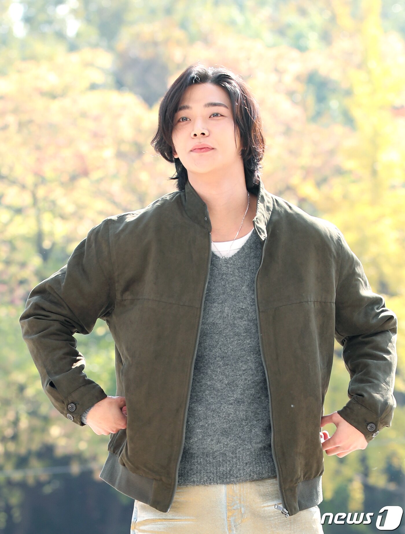 본문 이미지 - 배우 로운이 KBS Cool FM '이은지의 가요광장‘ 출연을 위해 30일 오전 서울 여의도동 KBS 본관에 도착해 매력을 발산하고 있다. ⓒ News1 권현진 기자