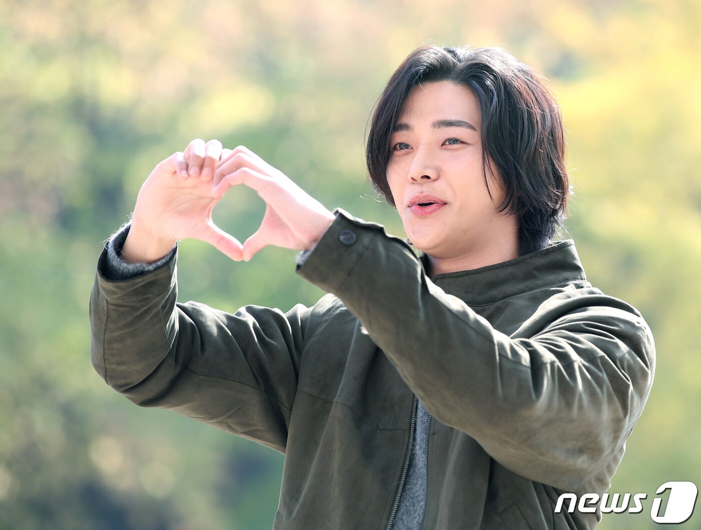 본문 이미지 - 배우 로운이 KBS Cool FM '이은지의 가요광장‘ 출연을 위해 30일 오전 서울 여의도동 KBS 본관에 도착해 하트로 팬심을 홀리고 있다.  ⓒ News1 권현진 기자