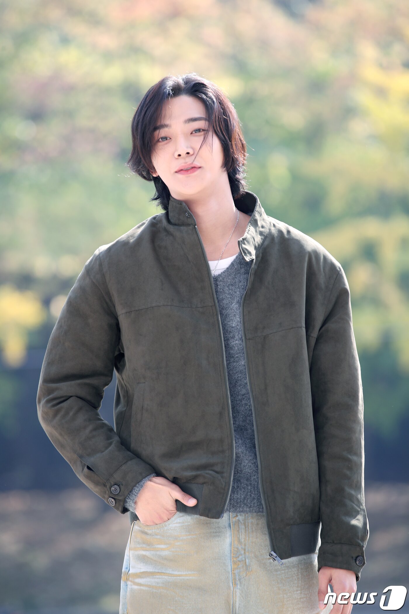 본문 이미지 - 배우 로운이 KBS Cool FM '이은지의 가요광장‘ 출연을 위해 30일 오전 서울 여의도동 KBS 본관에 도착해 인사를 하고 있다. ⓒ News1 권현진 기자