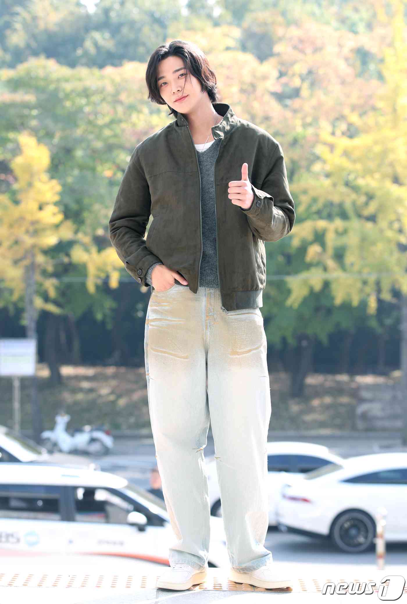 배우 로운이 KBS Cool FM '이은지의 가요광장‘ 출연을 위해 30일 오전 서울 여의도동 KBS 본관에 도착해 환호하는 팬에게 엄지를 치켜들고 있다. © News1 권현진 기자