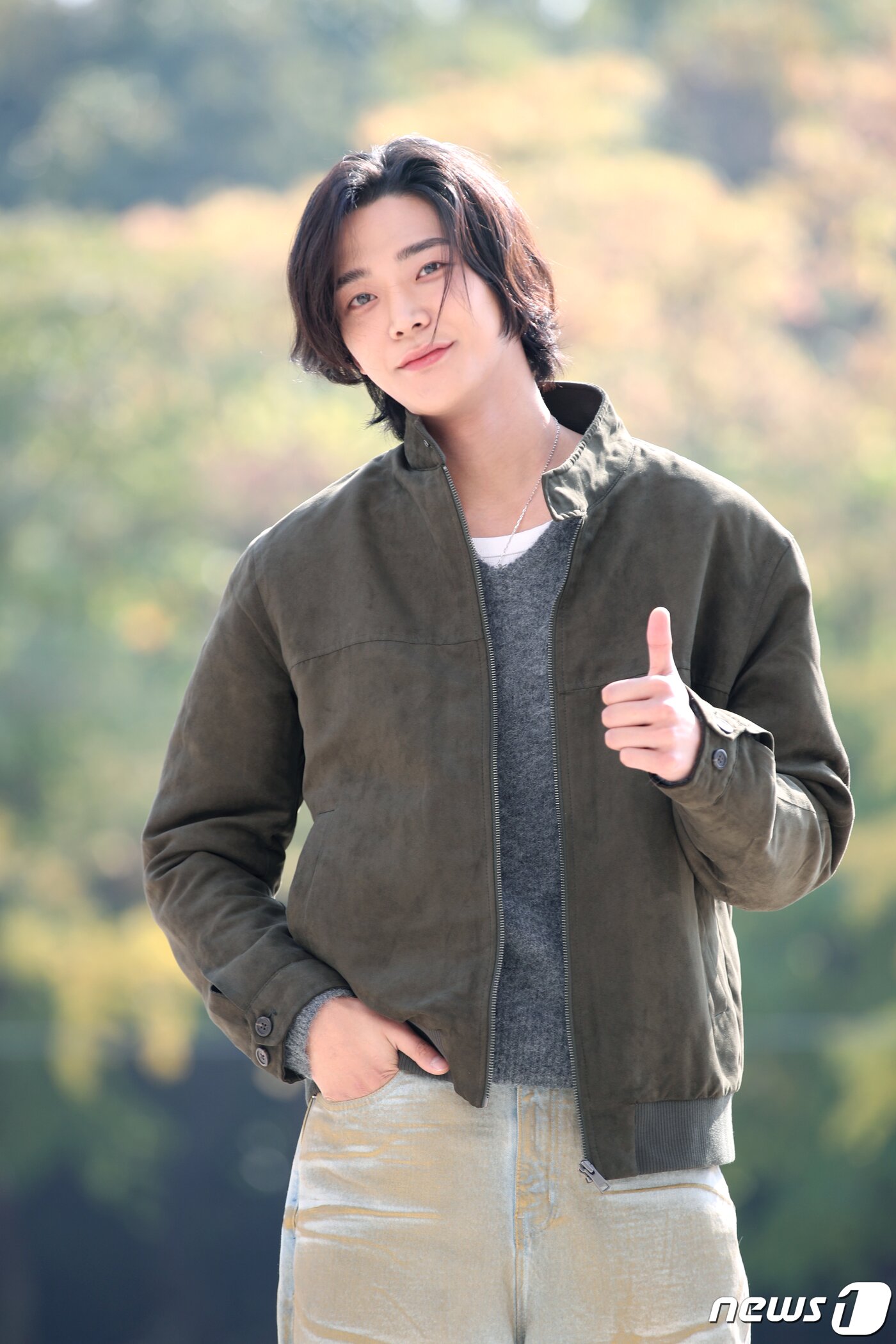 본문 이미지 - 배우 로운이 KBS Cool FM '이은지의 가요광장‘ 출연을 위해 30일 오전 서울 여의도동 KBS 본관에 도착해 엄지를 치켜들고 있다. ⓒ News1 권현진 기자