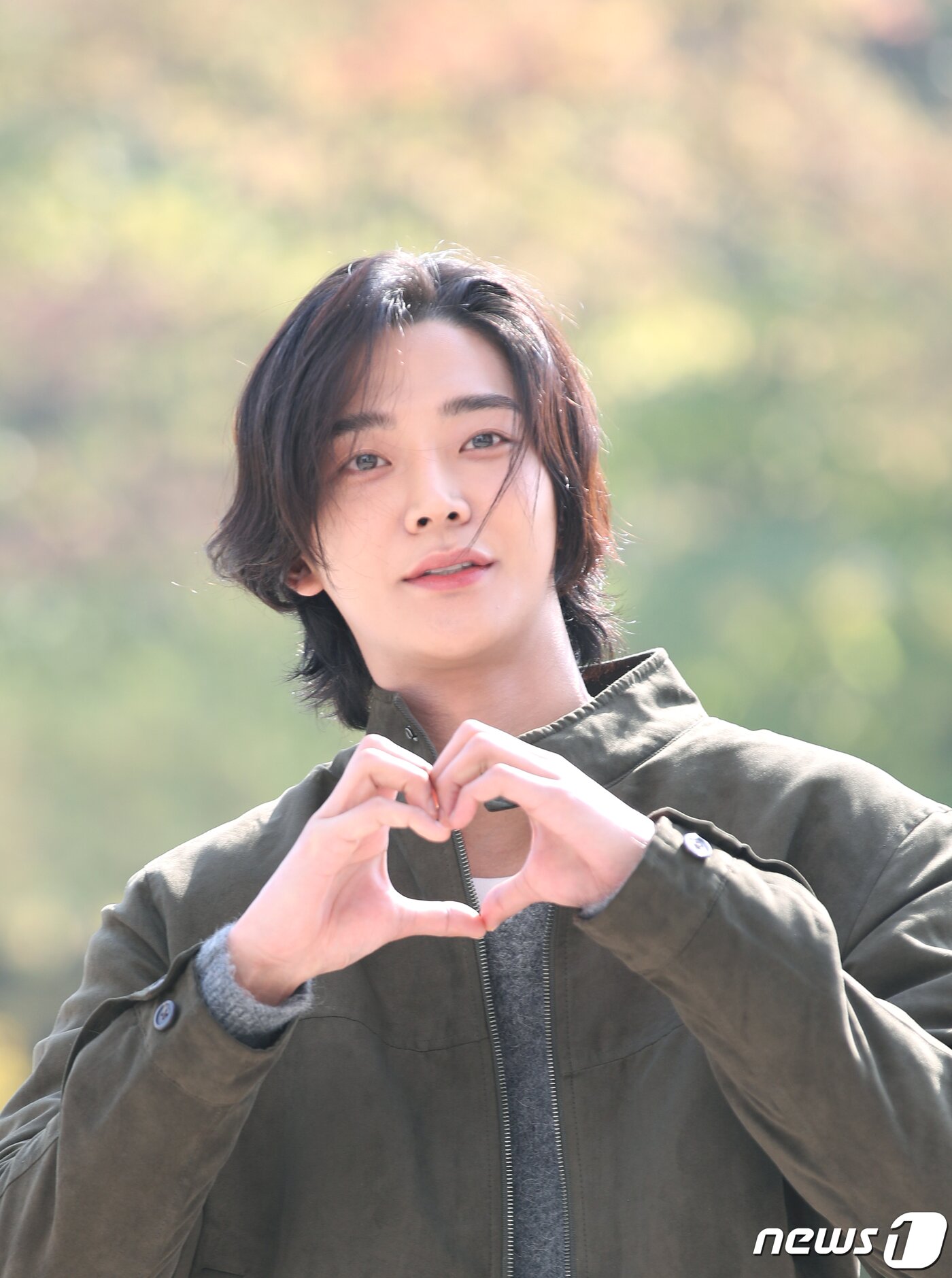 본문 이미지 - 배우 로운이 KBS Cool FM '이은지의 가요광장‘ 출연을 위해 30일 오전 서울 여의도동 KBS 본관에 도착해 하트 포즈를 취하고 있다. ⓒ News1 권현진 기자