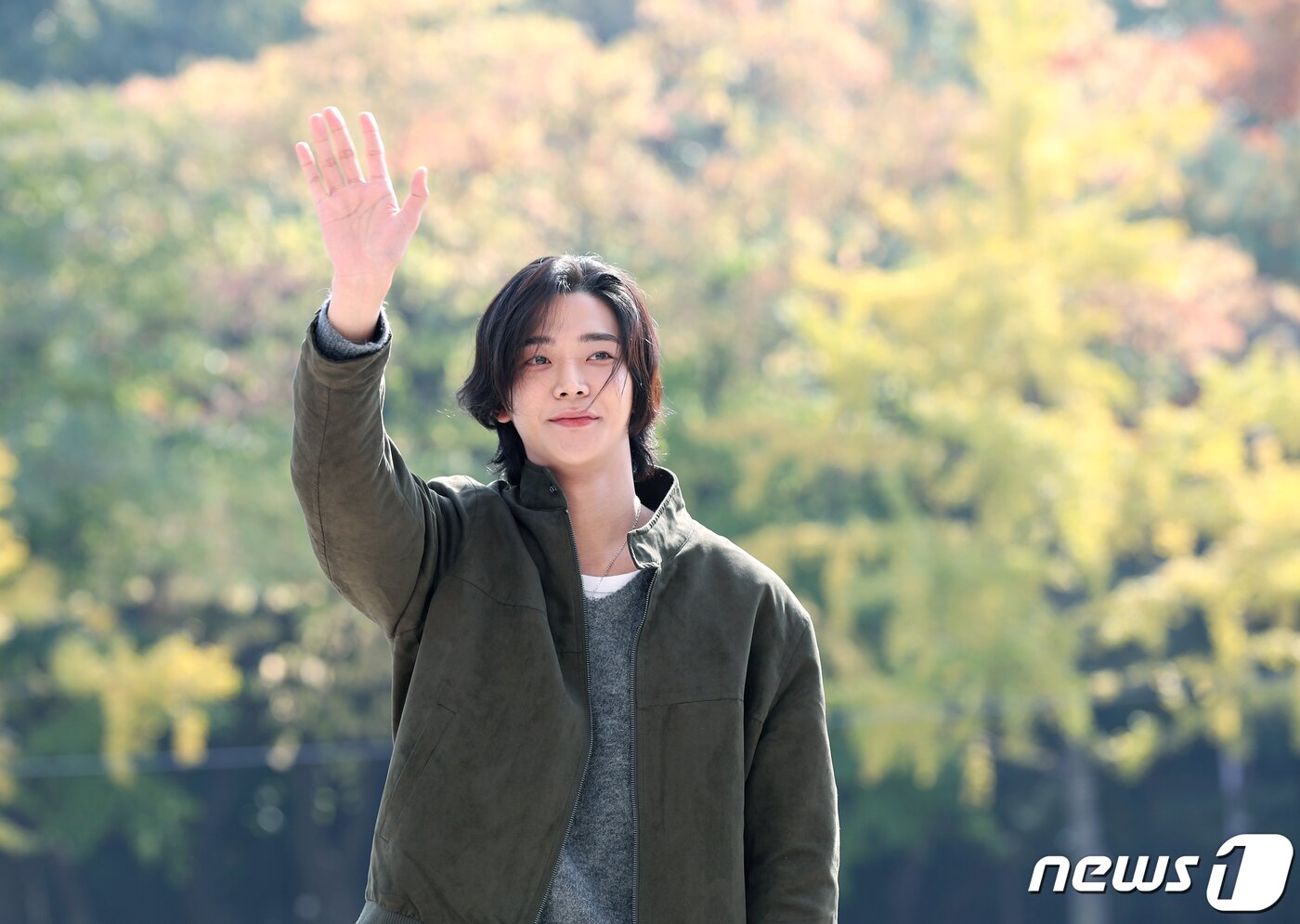 본문 이미지 - 배우 로운이 KBS Cool FM '이은지의 가요광장‘ 출연을 위해 30일 오전 서울 여의도동 KBS 본관에 도착해 손을 흔들고 있다.  ⓒ News1 권현진 기자