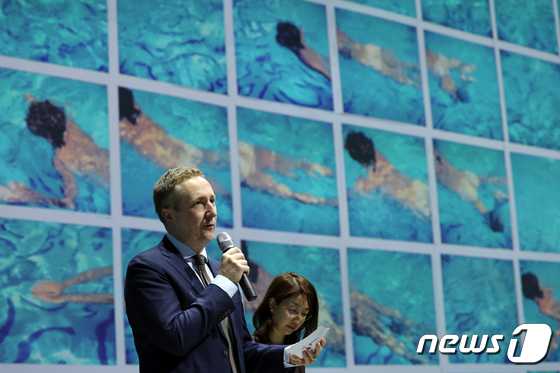 리처드 슬래니 CEO, 데이비드 호크니와 협업 등 설명