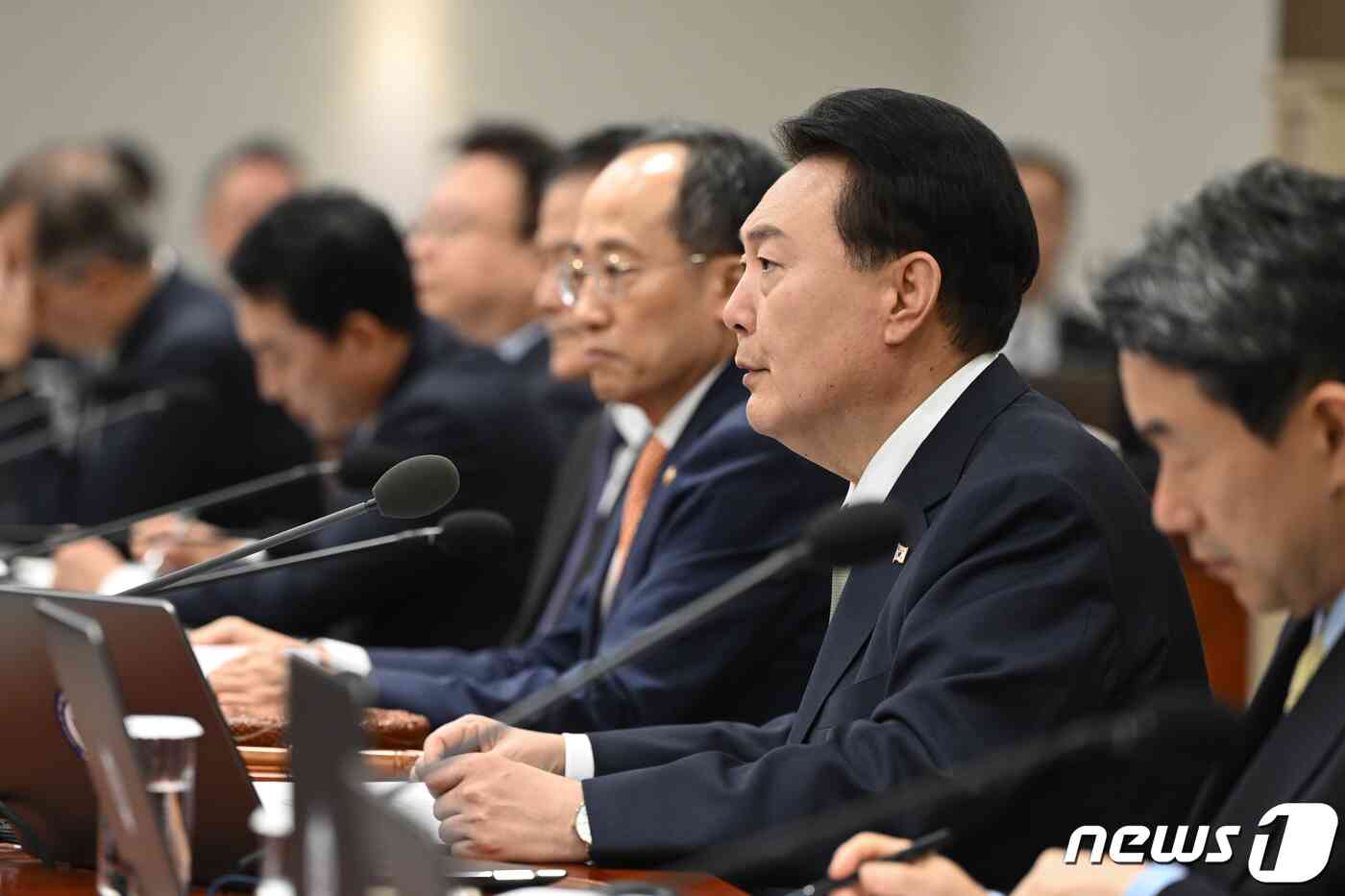 윤석열 대통령이 30일 용산 대통령실 청사에서 열린 제45회 국무회의를 주재하며 모두발언을 하고 있다. (대통령실 제공) 2023.10.30/뉴스1 © News1 오대일 기자