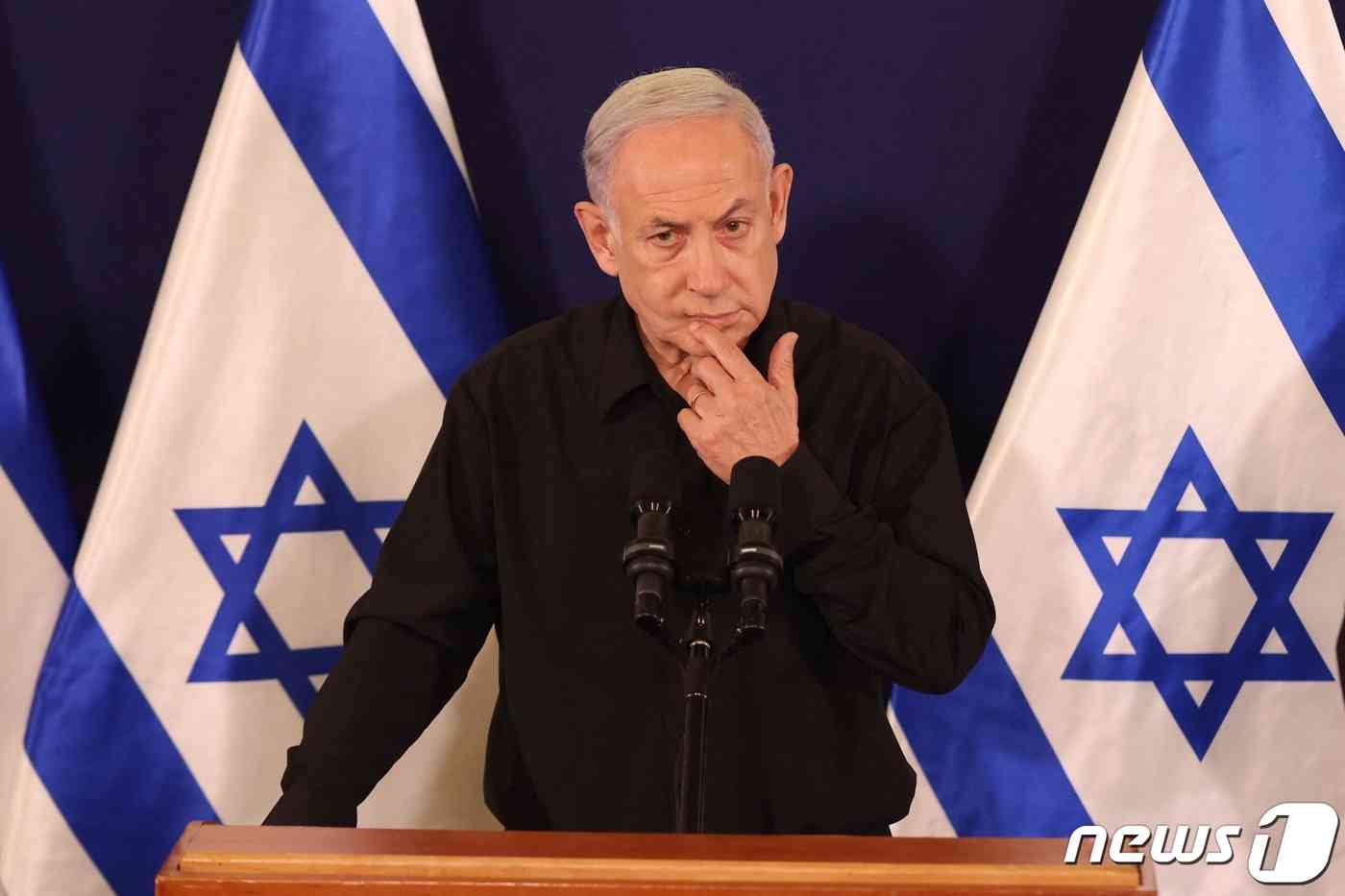 벤야민 네타냐후 이스라엘 총리가 28일(현지시간) 텔아비브의 키르야 군사기지에서 기자회견을 하고 있다. 네타냐후 총리는 이번 지상전이 