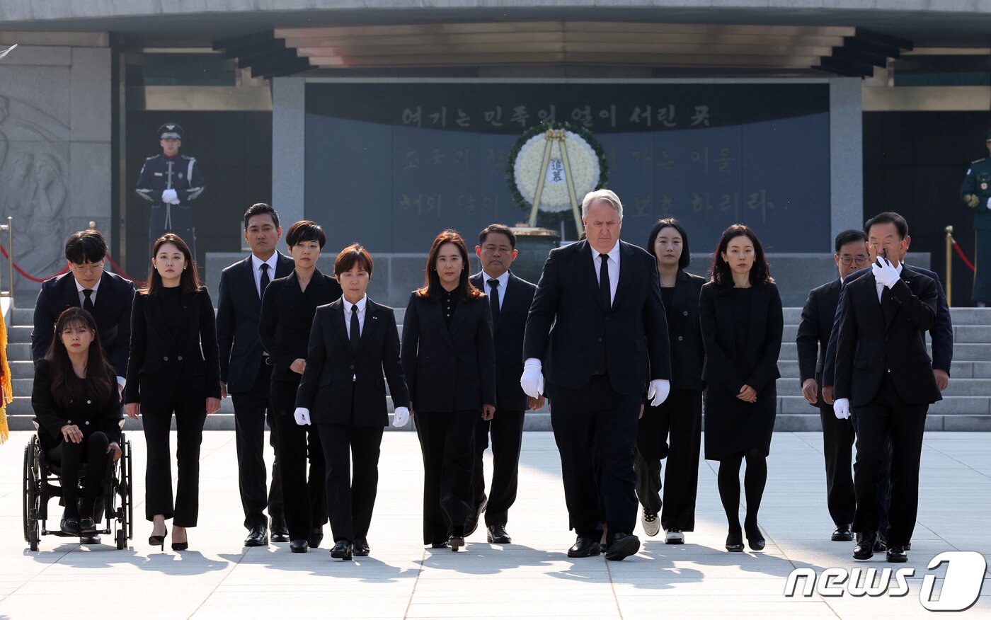 본문 이미지 - 인요한 국민의힘 혁신위원장이 30일 오후 서울 동작구 국립서울현충원을 찾아 혁신위원들과 현충탑에 참배를 마치고 이동하고 있다. 2023.10.30/뉴스1 ⓒ News1 황기선 기자