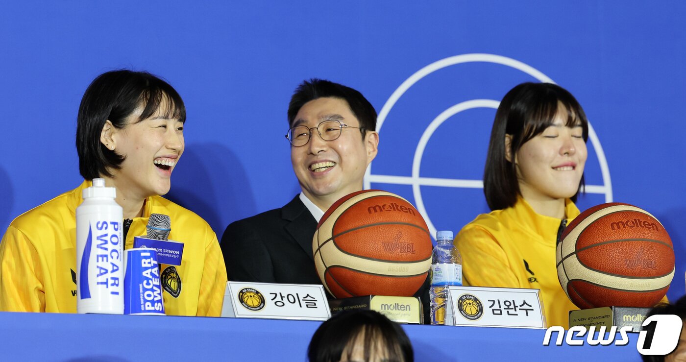 본문 이미지 - KB스타즈 강이슬&#40;왼쪽&#41;이 30일 서울 강남구 청담동 리베라 호텔에서 열린 우리은행 우리WON 2023-2024 여자프로농구&#40;WKBL&#41; 개막 미디어데이에서 각오를 밝히고 있다. 2023.10.30/뉴스1 ⓒ News1 김성진 기자