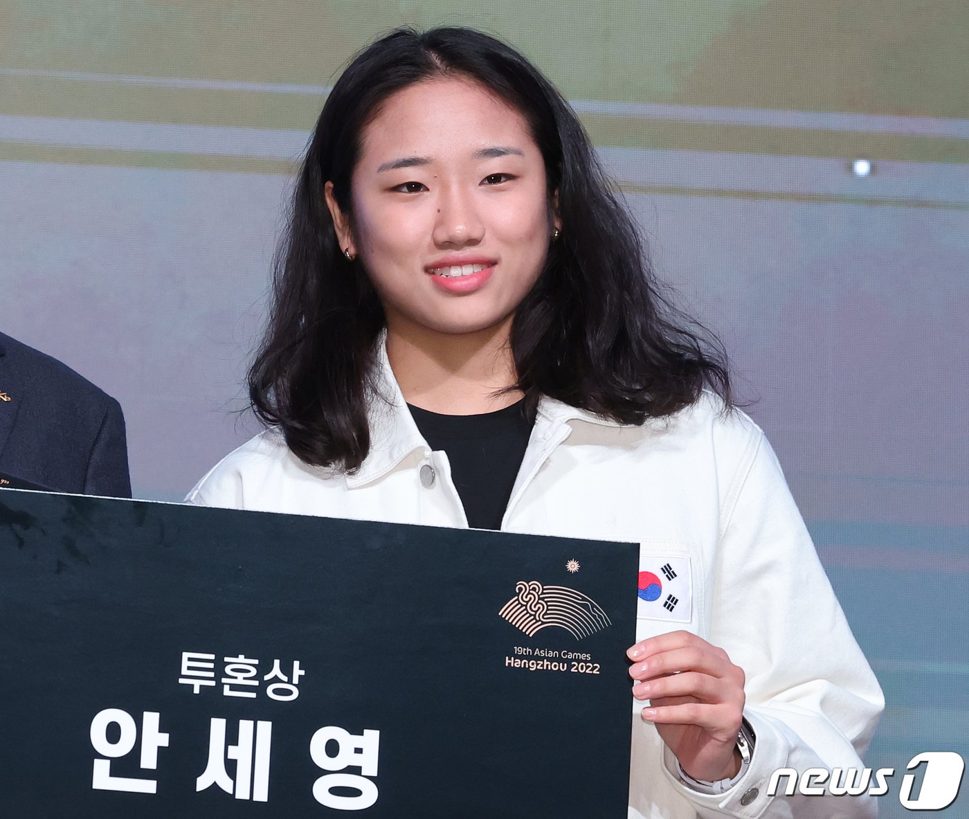 본문 이미지 - 여자 배드민턴 안세영이 30일 오후 서울 송파구 롯데호텔 월드에서 열린 2022 항저우 아시안게임 격려행사 ‘고마워요, 팀 코리아(Thank you, TEAM KOREA)’에 참석해 투혼상을 수상 후 기념 촬영을 하고 있다. 2023,10.30/뉴스1 ⓒ News1 김진환 기자