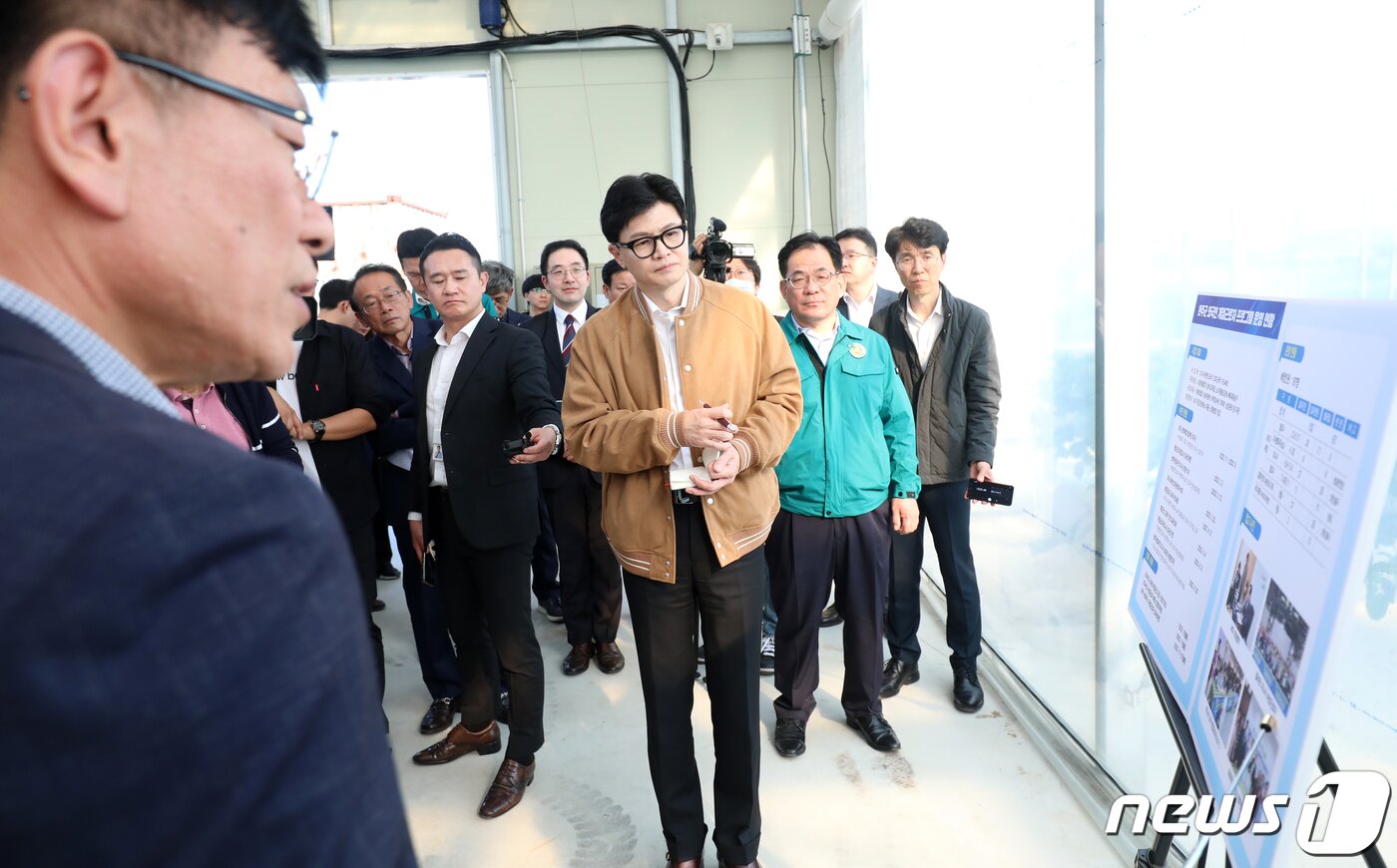 본문 이미지 - 한동훈 법무부 장관이 30일 전북 완주군 삼례읍 한 농가를 찾아 외국인 계절근로자 근로 현장 브리핑을 듣고 있다. 2023.10.30/뉴스1 ⓒ News1 유경석 기자