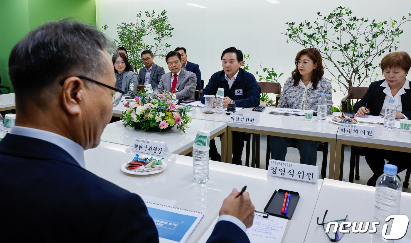 (서울=뉴스1) 안은나 기자 = 원희룡 국토교통부 장관이 30일 서울 시내 신축 아파트단지를 찾아 채한식 하자심사분쟁조정위원회 위원장을 비롯한 위원들과 간담회를 하고 있다. 202 …