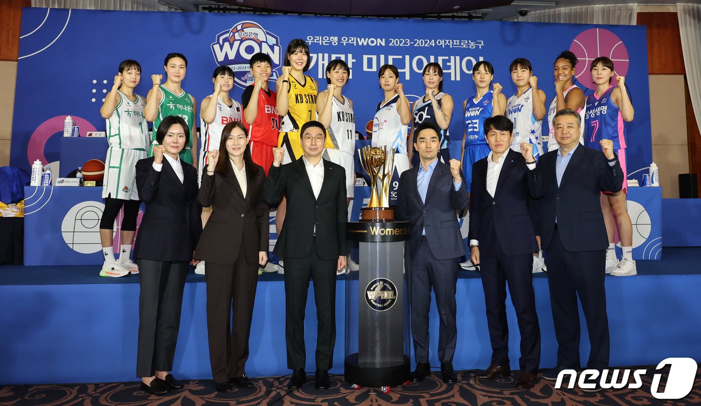 30일 서울 강남구 청담동 리베라 호텔에서 열린 우리은행 우리WON 2023-2024 여자프로농구&#40;WKBL&#41; 개막 미디어데이에서 6개 팀 감독들과 대표 선수들이 기념촬영을 하고 있다. 2023.10.30/뉴스1 ⓒ News1 김성진 기자