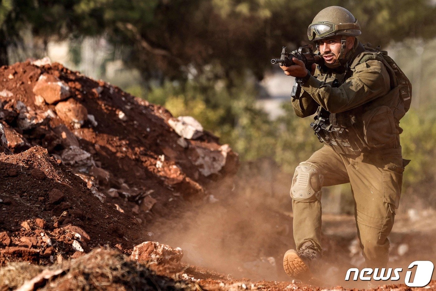 본문 이미지 - 28일(현지시간) 레바논 국경 인근 이스라엘 북부 갈릴리 지역에서 이스라엘군 병사가 훈련하고 있다. 팔레스타인 무장 정파 하마스가 7일 가자지구에서 이스라엘에 공격을 감행한 이후 레바논 남부 국경에서는 하마스의 동맹인 이란의 지원을 받는 헤즈볼라가 이스라엘과 교전을 벌이고 있다. 2023.10.30 ⓒ AFP=뉴스1 ⓒ News1 정지윤 기자