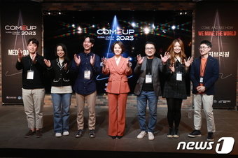 본문 이미지 - 이영 중소벤처기업부 장관(가운데)이 30일 30일 서울 서초구 드림플러스에서 열린 '컴업(COME UP) 2023 기자 브리핑' 에서 박재욱 (사)코리아스타트업포럼 의장(왼쪽에서 세 번째) 및 참석자들과 기념 촬영을 하고 있다. (중기부 제공)